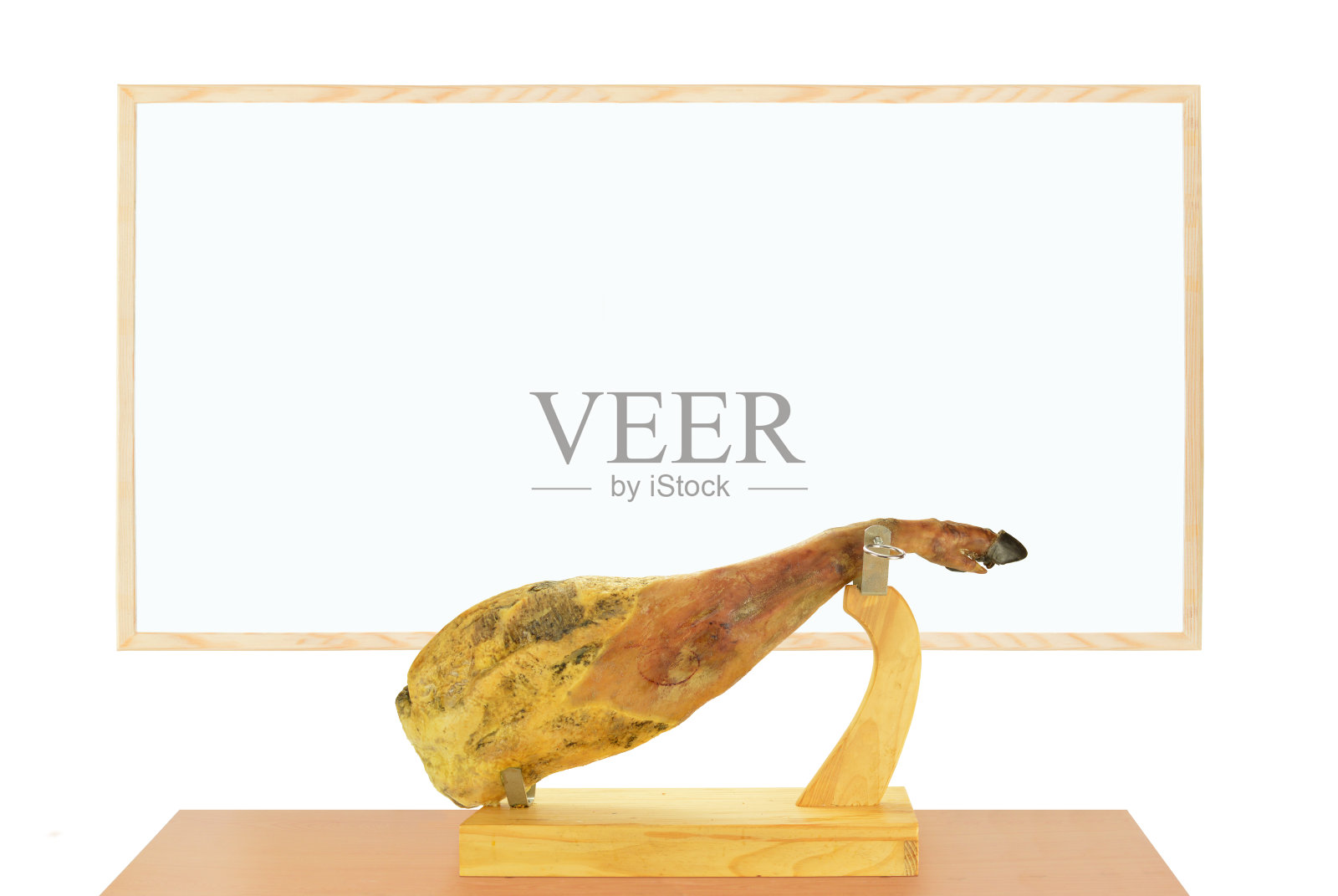 在白板上的西班牙腌火腿(火腿)照片摄影图片