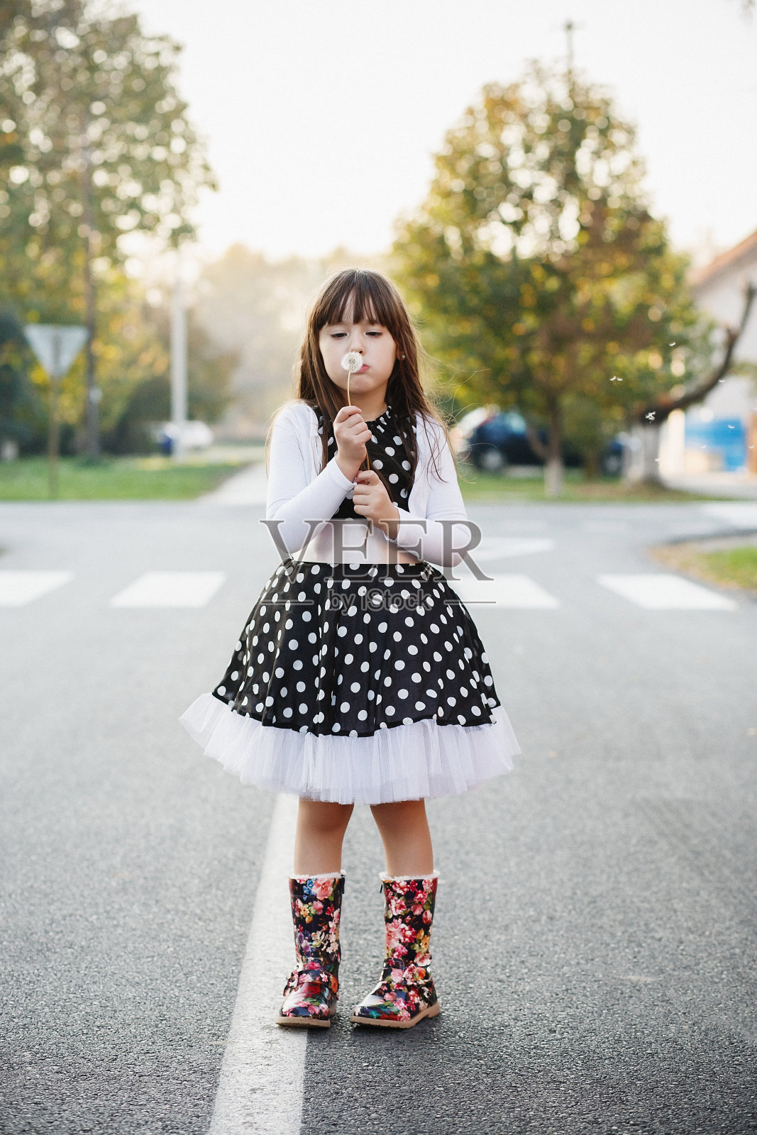 可爱的小女孩照片摄影图片