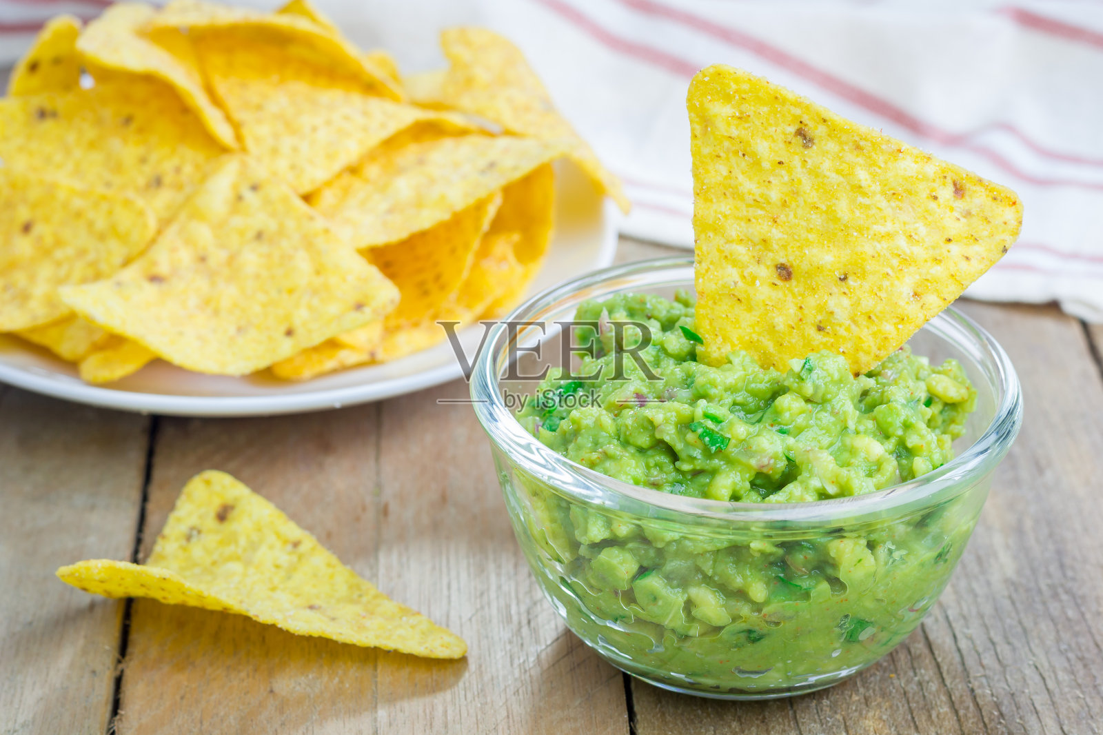 碗里有厚鳄梨酱和玉米片照片摄影图片