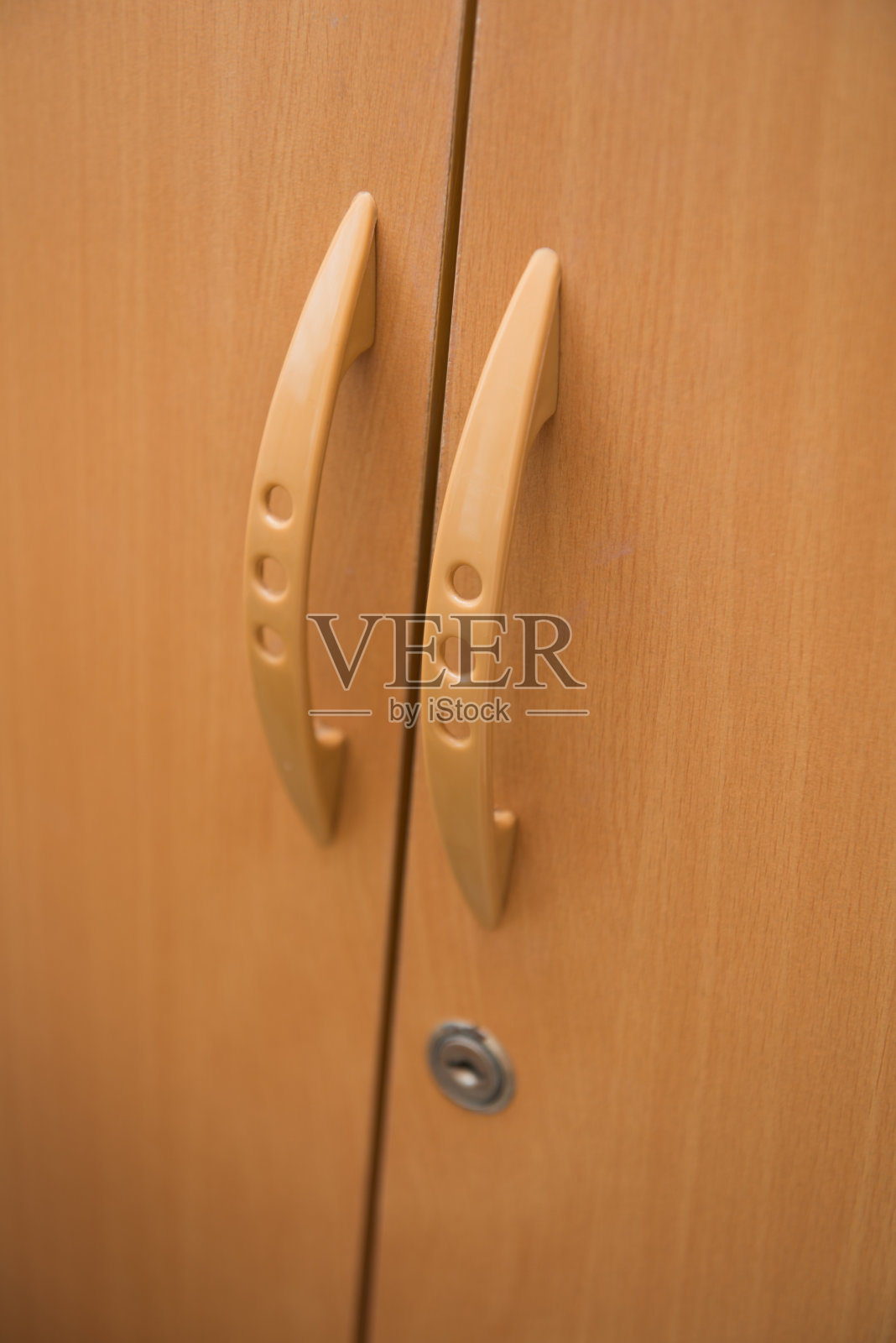 带有塑料把手的木制衣橱照片摄影图片