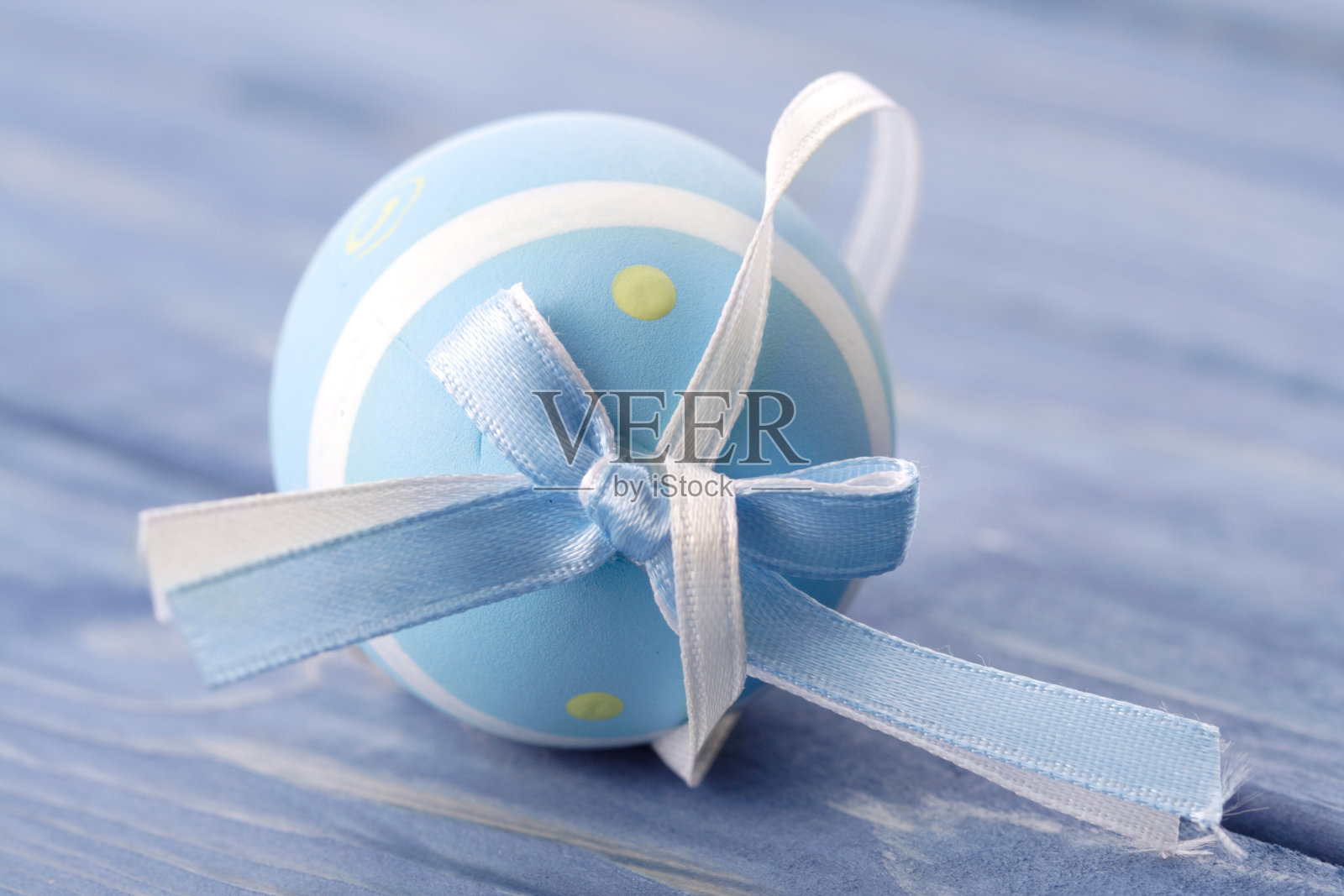 蓝色背景上的蓝色和粉色复活节彩蛋照片摄影图片