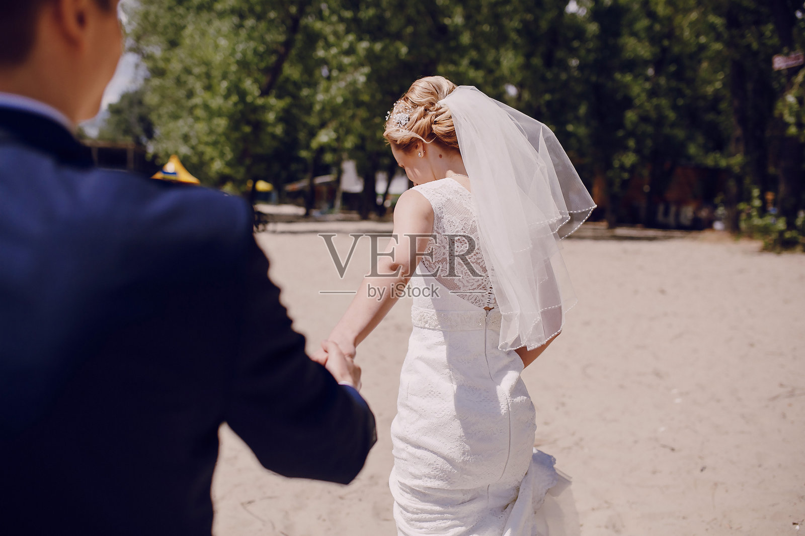 一对情侣在湖滨照片摄影图片