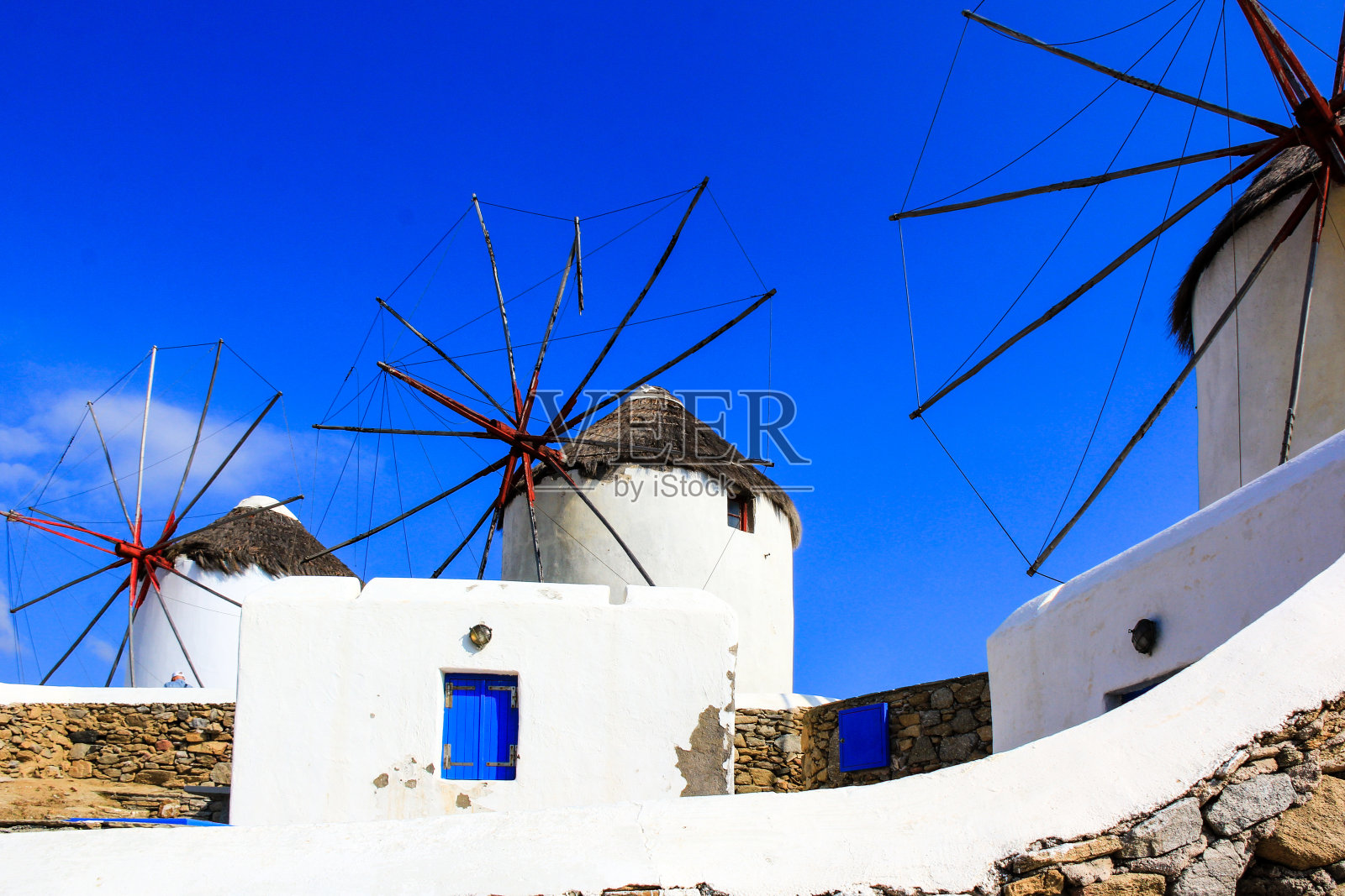 蓝天下的风车照片摄影图片