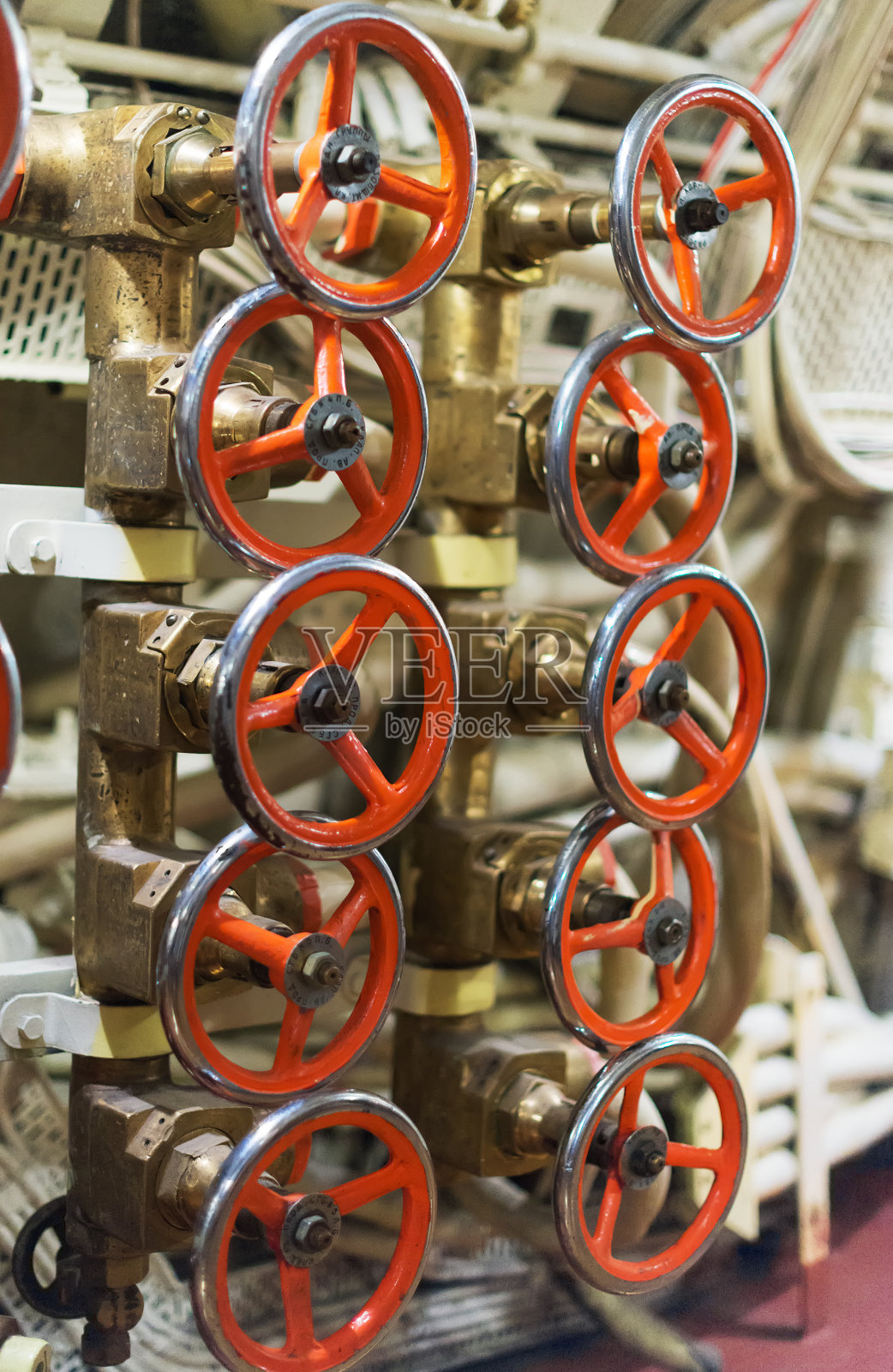 潜艇内部的空气发动机。照片摄影图片