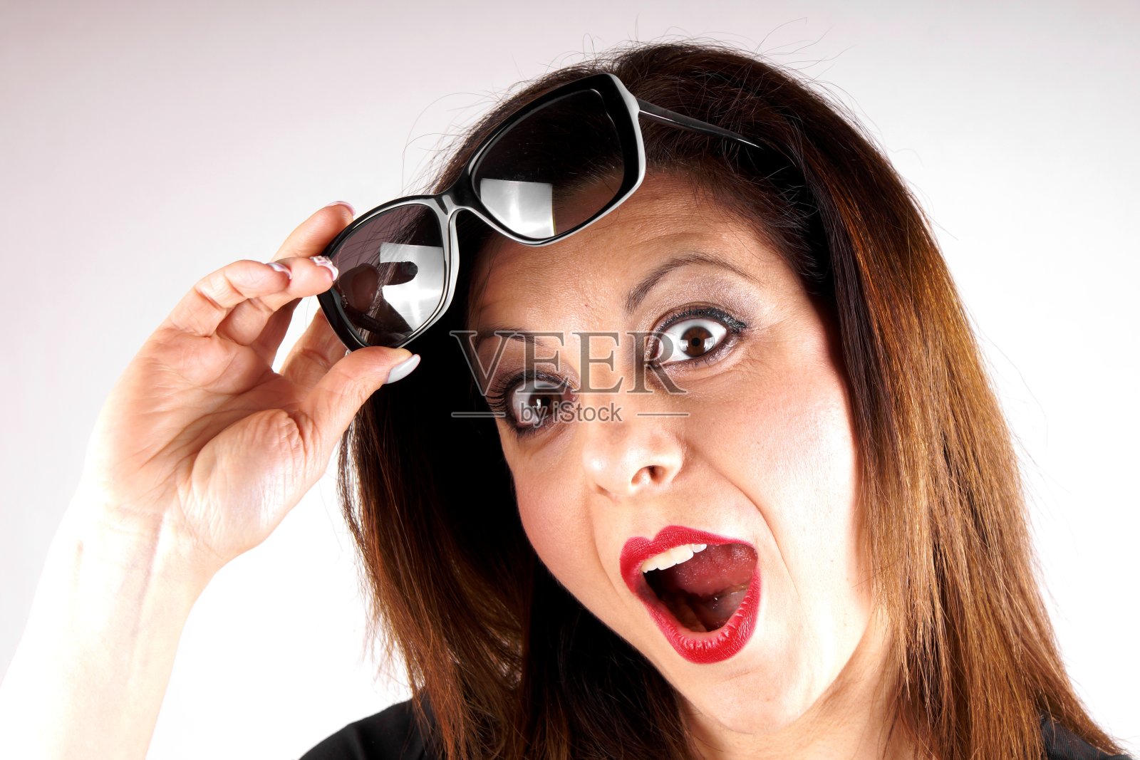 一个戴墨镜的女人的照片照片摄影图片