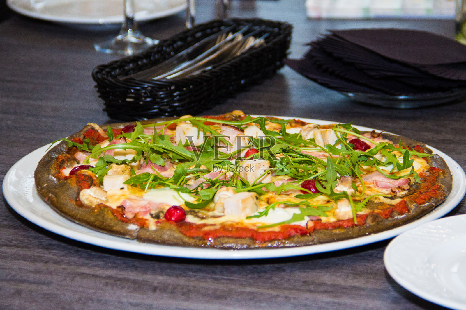 黑披萨加奶酪和培根照片摄影图片