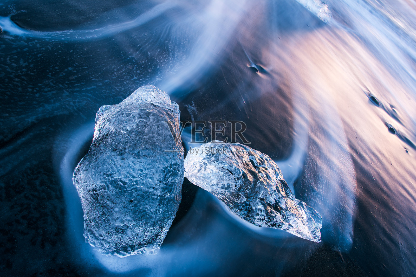 冰岛Jokulsarlon黑沙滩上美丽的蓝色冰照片摄影图片