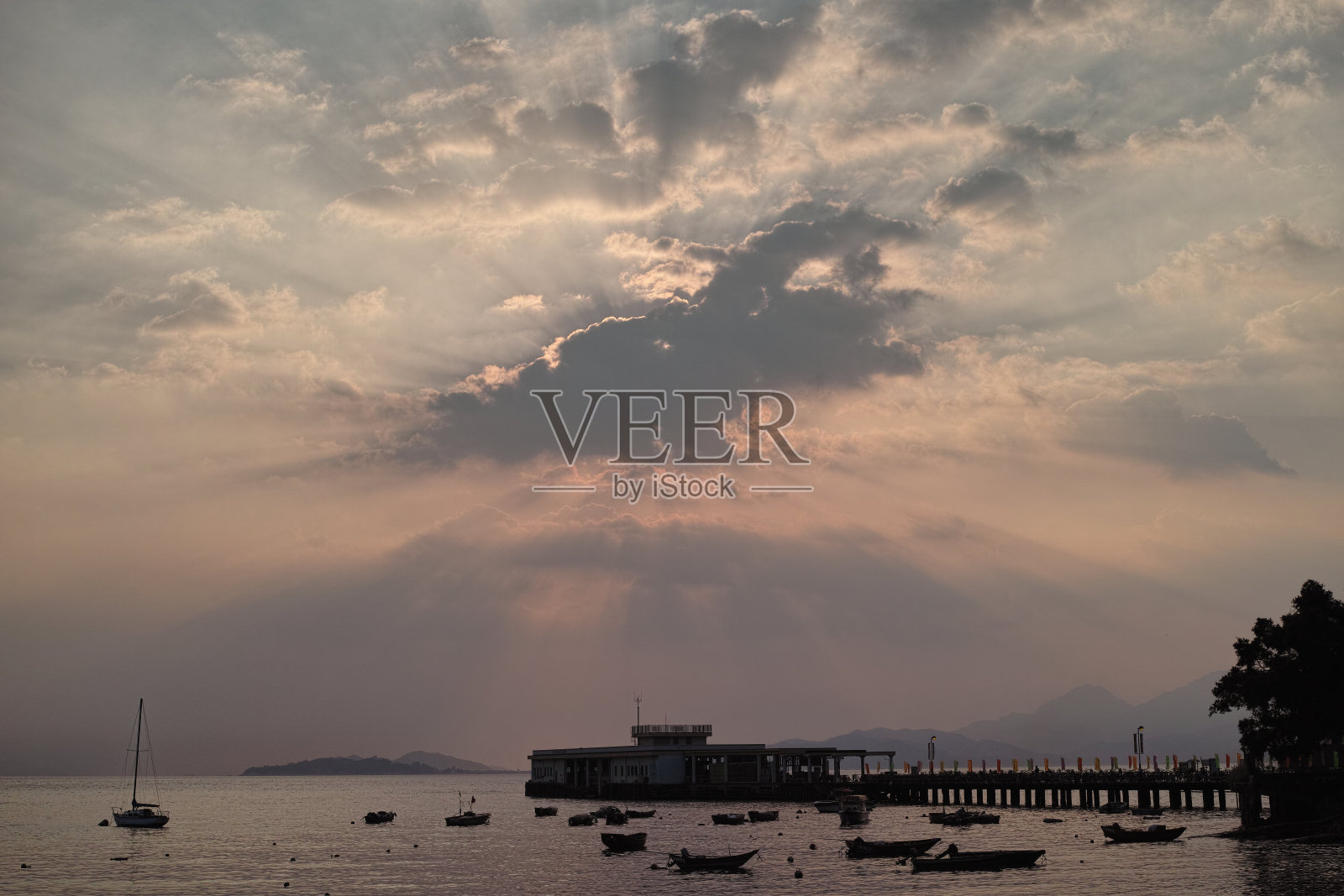 岛上的日落照片摄影图片