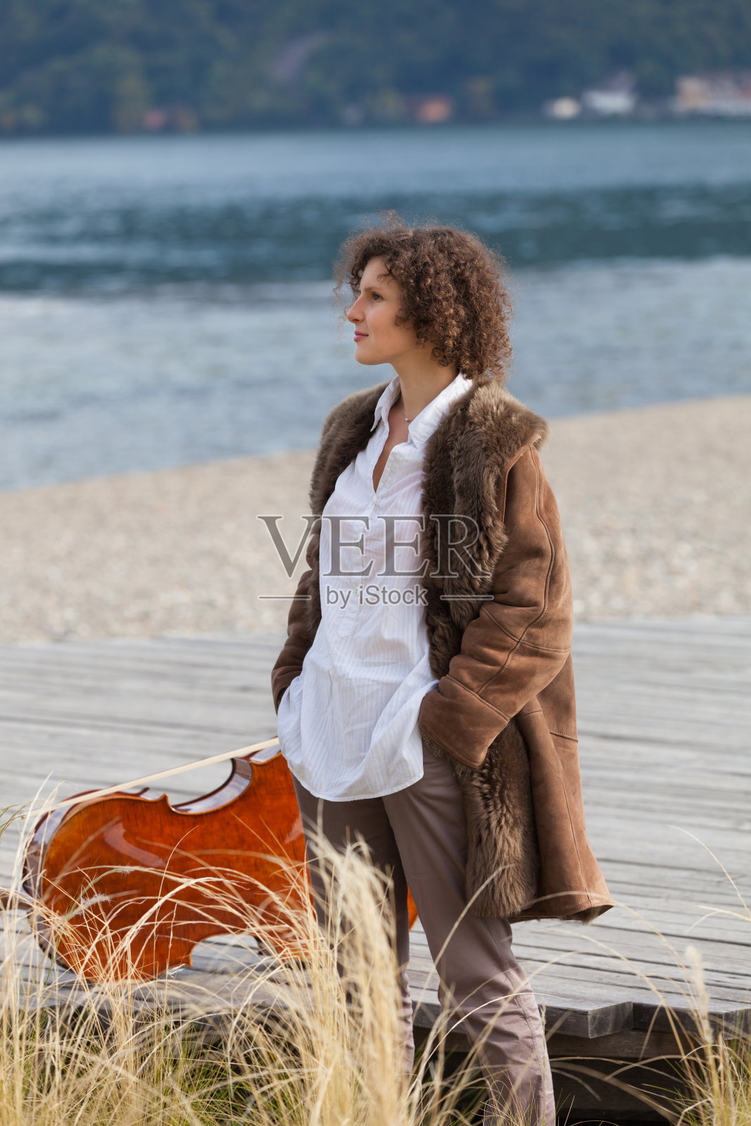 一个年轻女人的肖像，在户外照片摄影图片