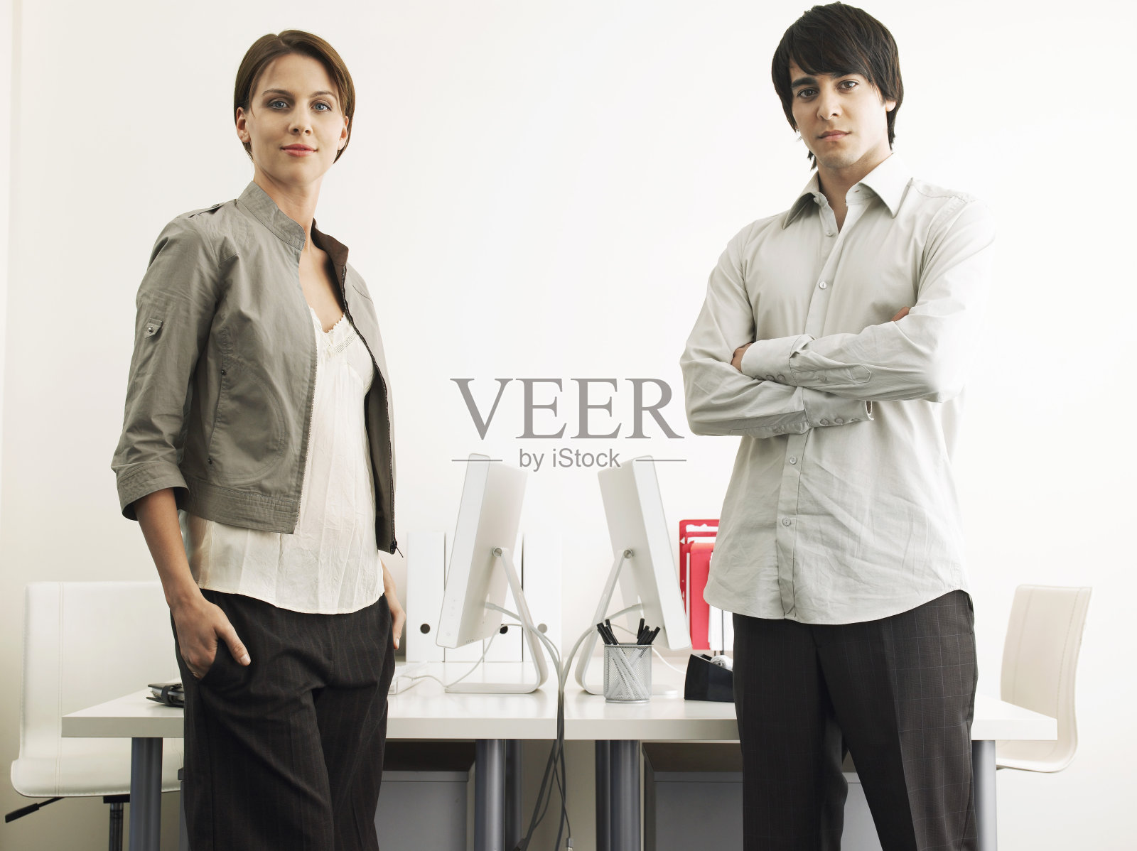 站在电脑桌前的商务人士照片摄影图片