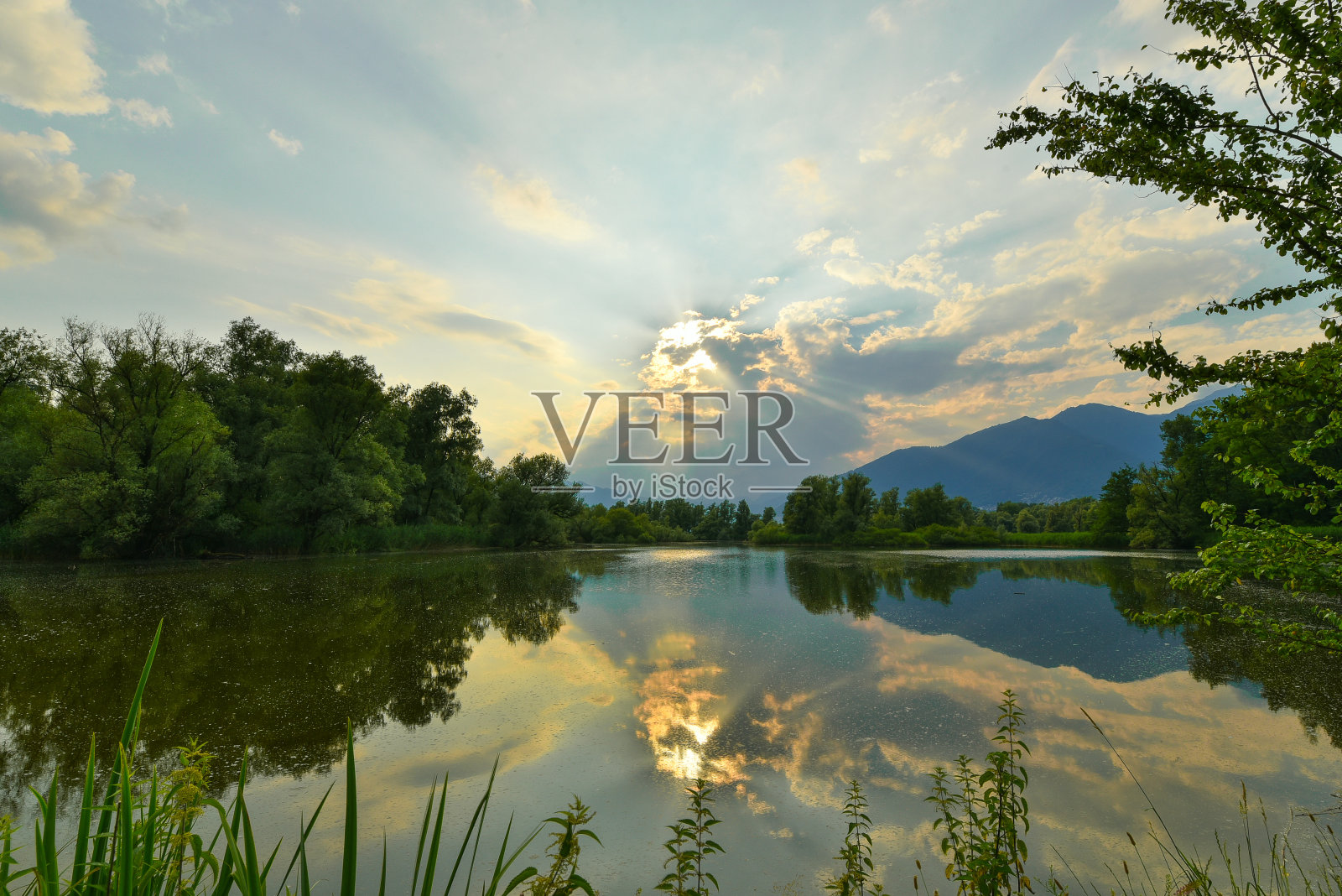 湖上神奇的日落照片摄影图片