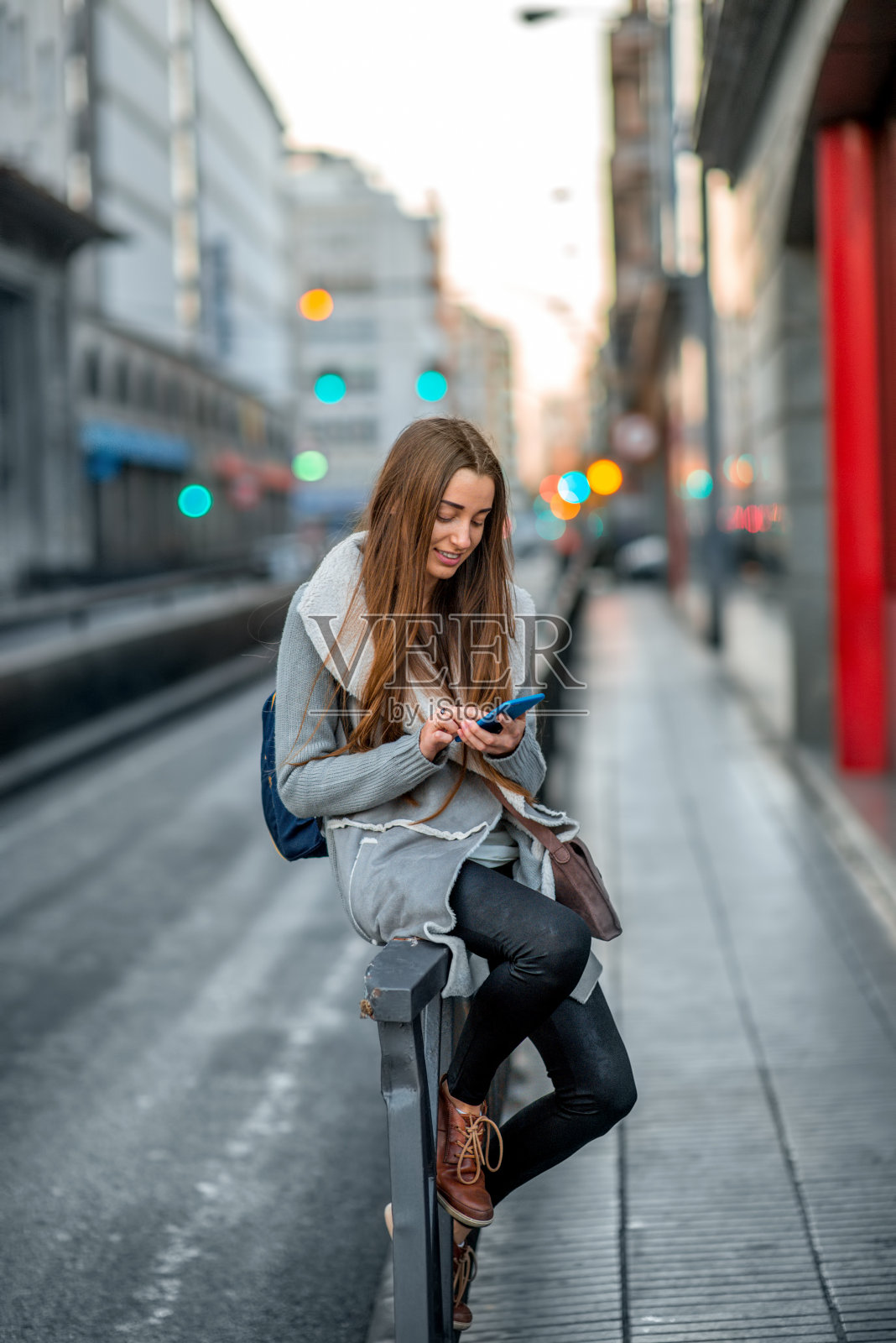 城里有电话的女人照片摄影图片