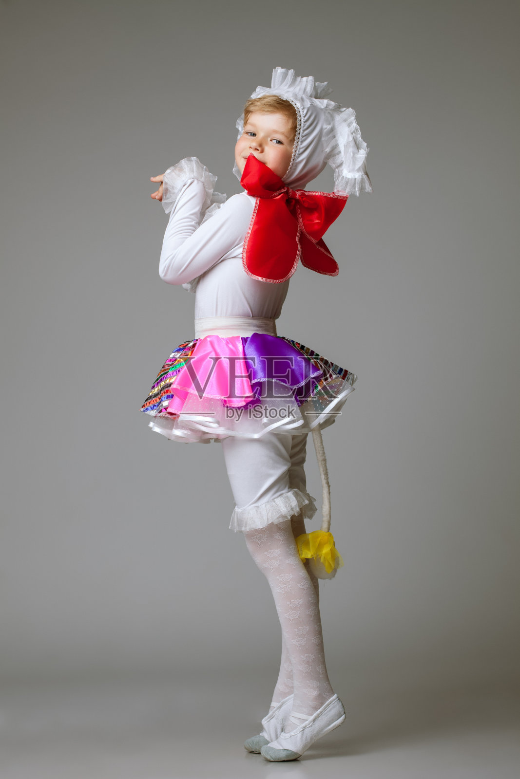 迷人的小女孩穿着舞蹈服装摆姿势照片摄影图片