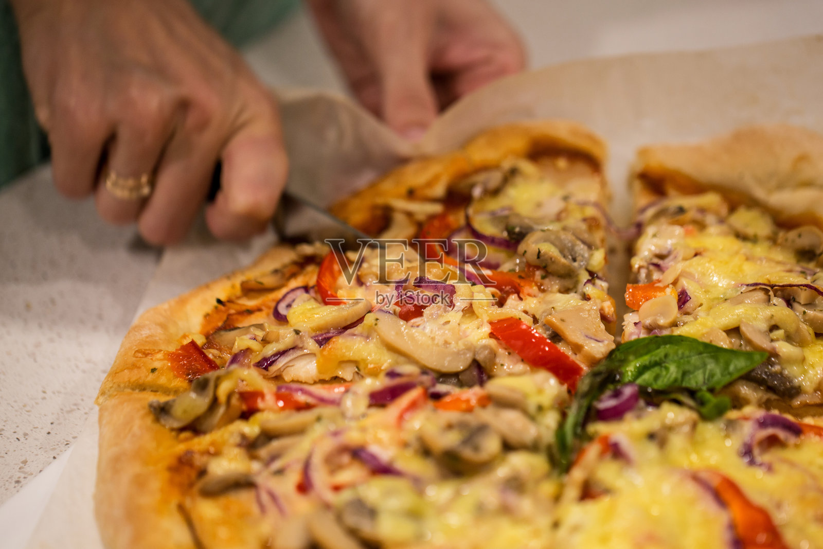 白色的桌子上有自制的披萨照片摄影图片