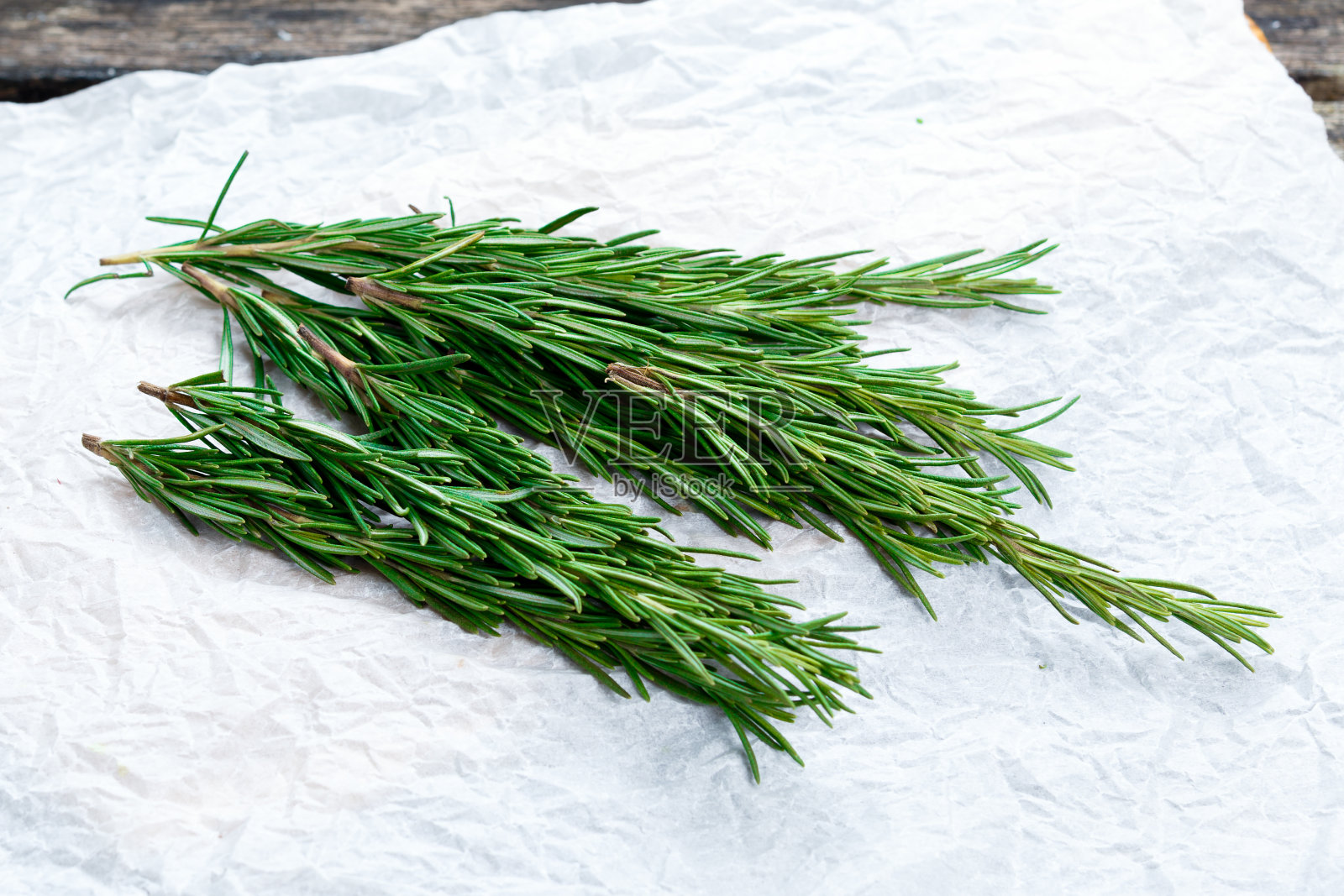 一束迷迭香在皱巴巴的纸上照片摄影图片