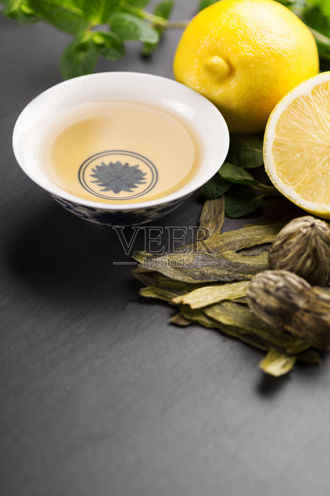 黑色的桌子上放着各种各样的茶照片摄影图片