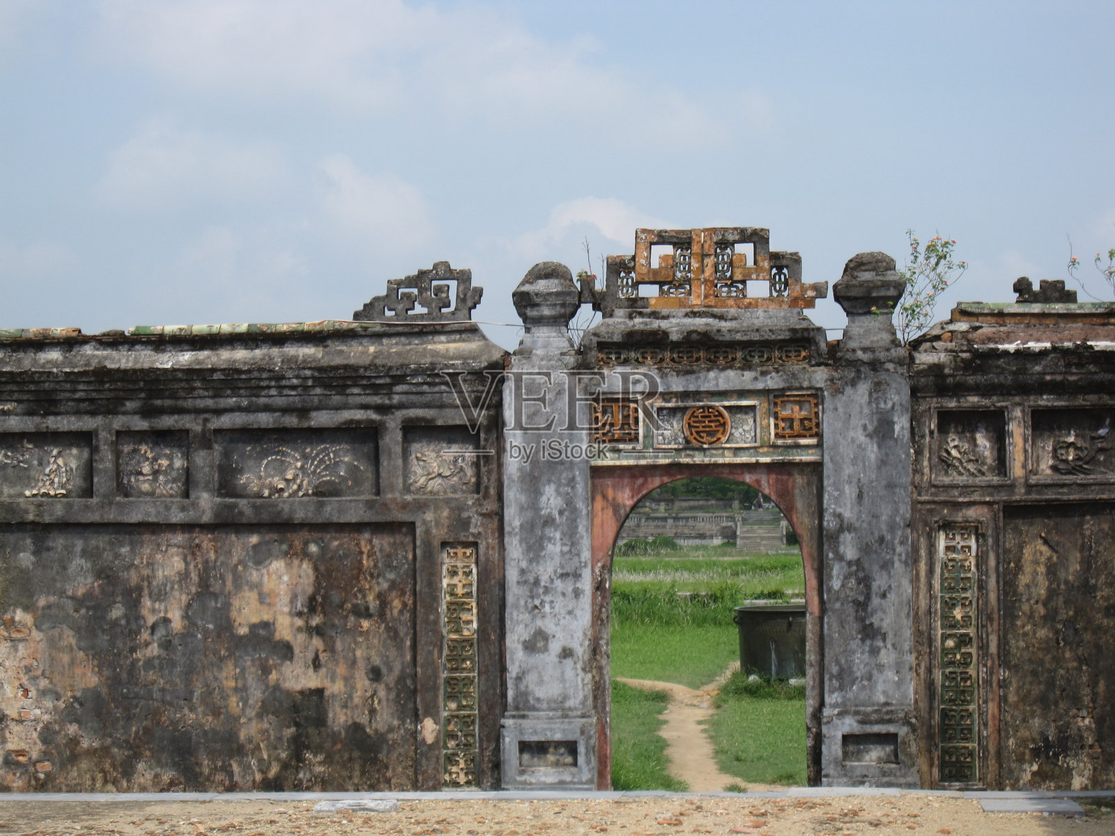 越南一座佛教寺庙的古老入口。照片摄影图片