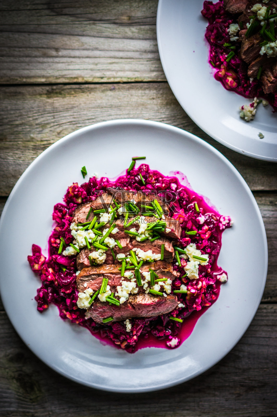牛排配甜菜在木头背景上照片摄影图片