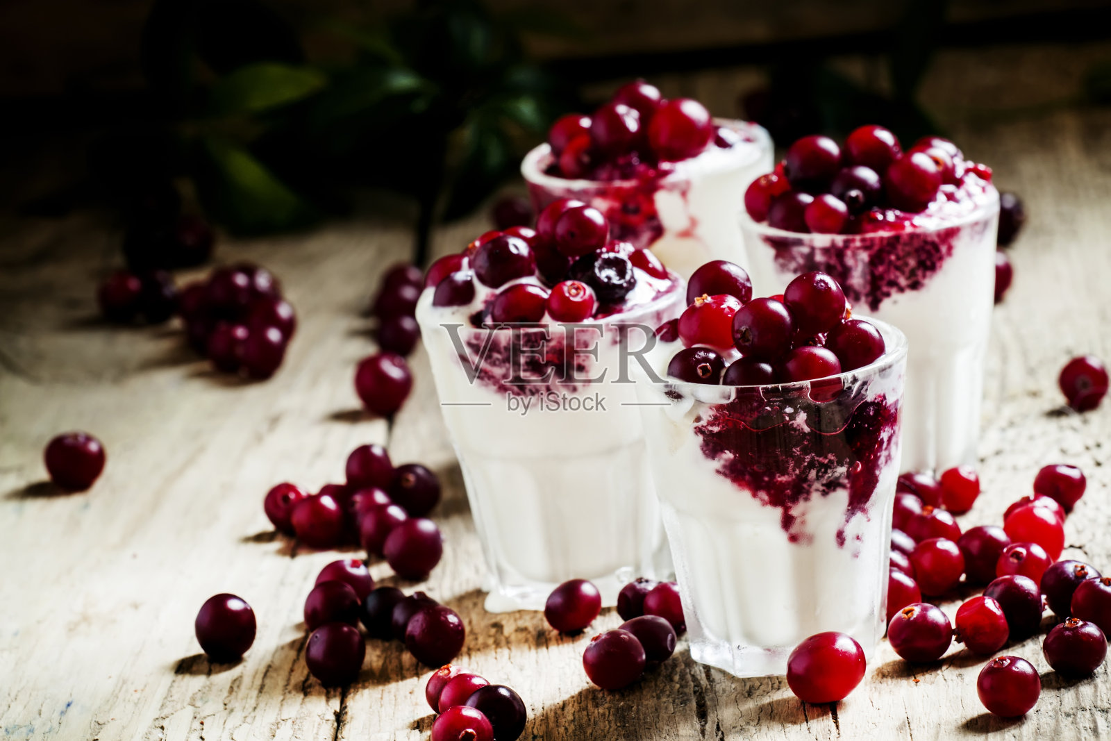 甜甜点香草冰淇淋加蔓越莓酱照片摄影图片