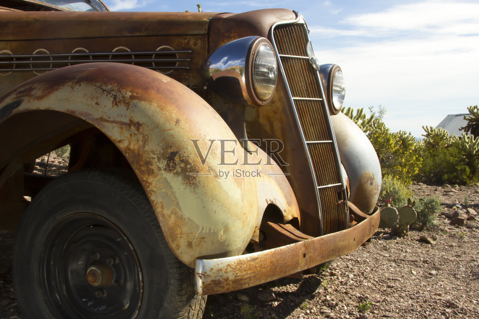 沙漠中的古董车照片摄影图片