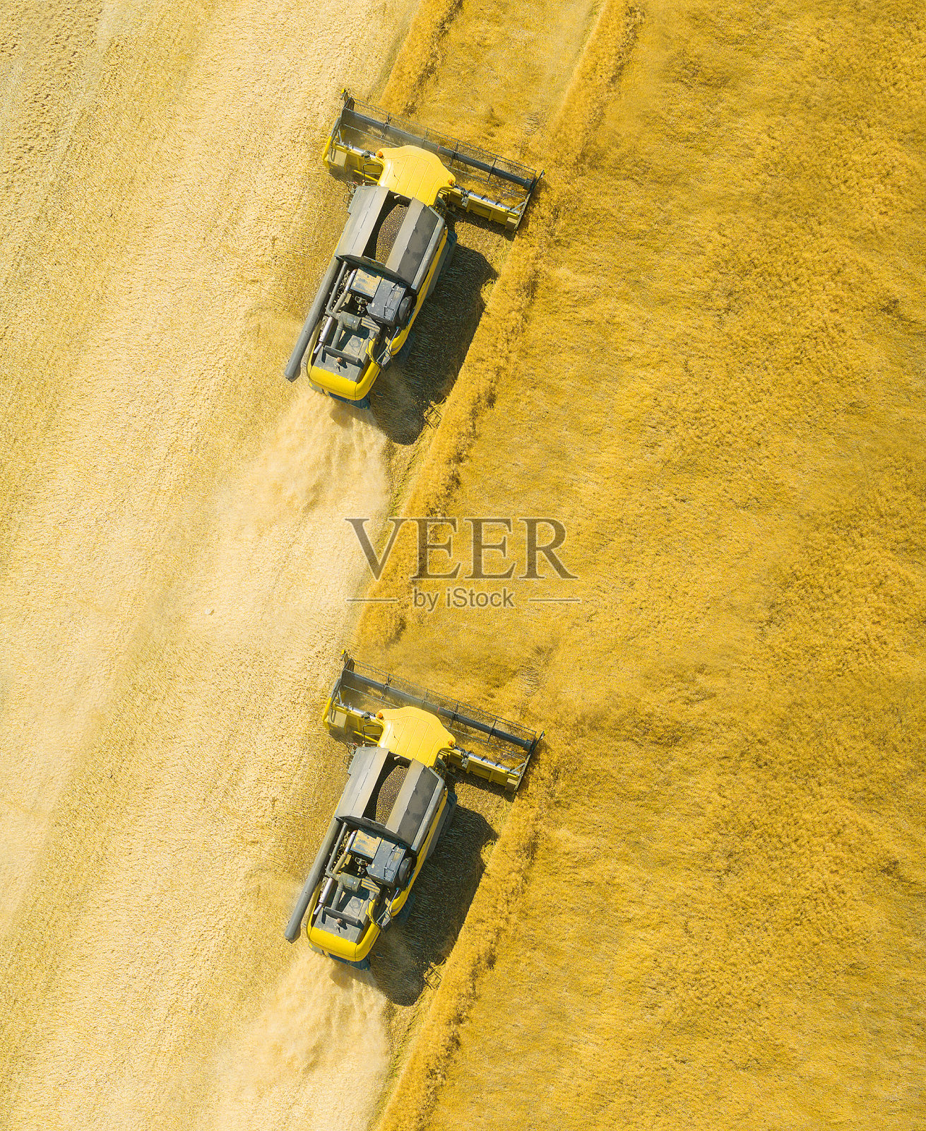 联合收割机鸟瞰图。照片摄影图片