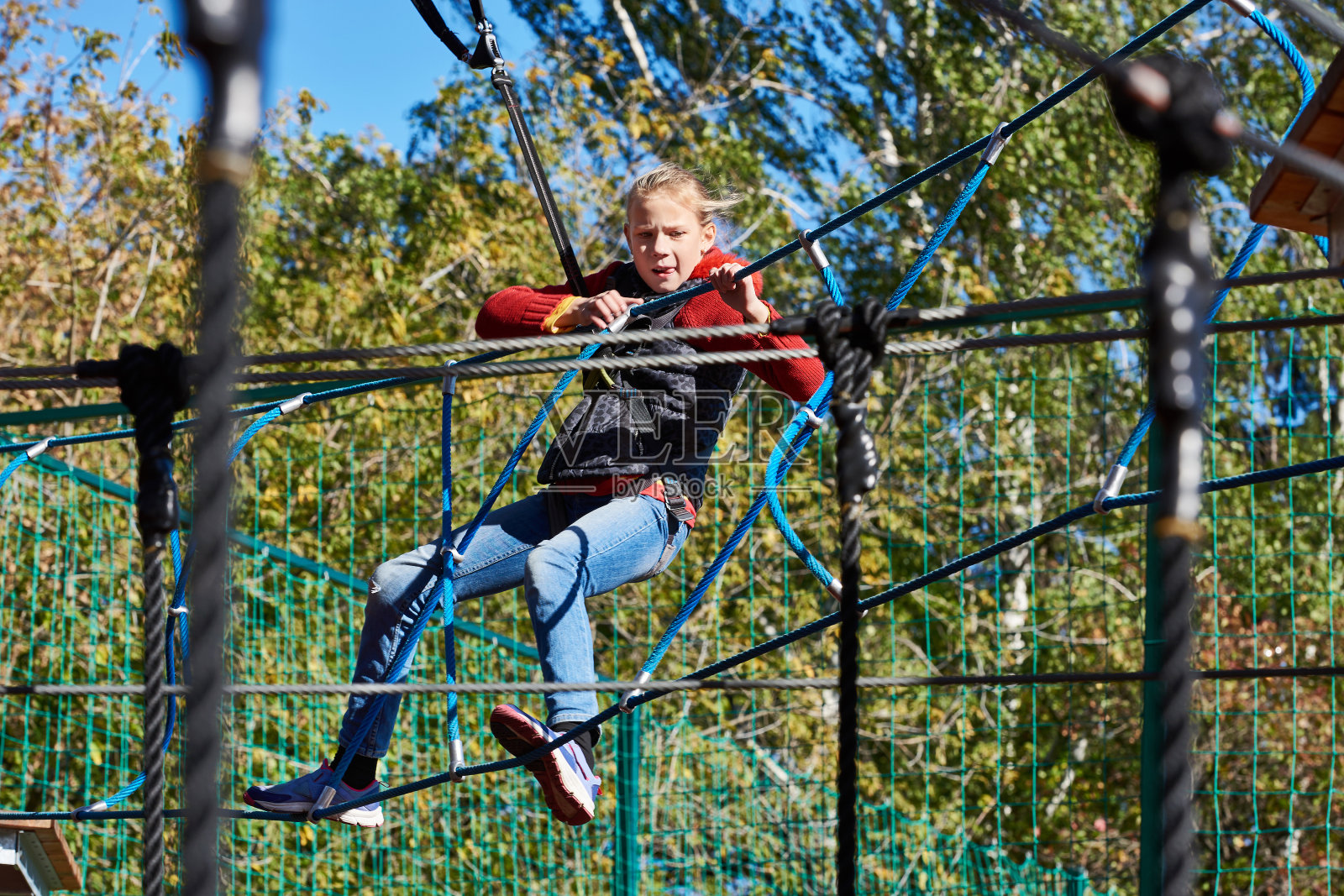女孩正在爬到游乐园去照片摄影图片