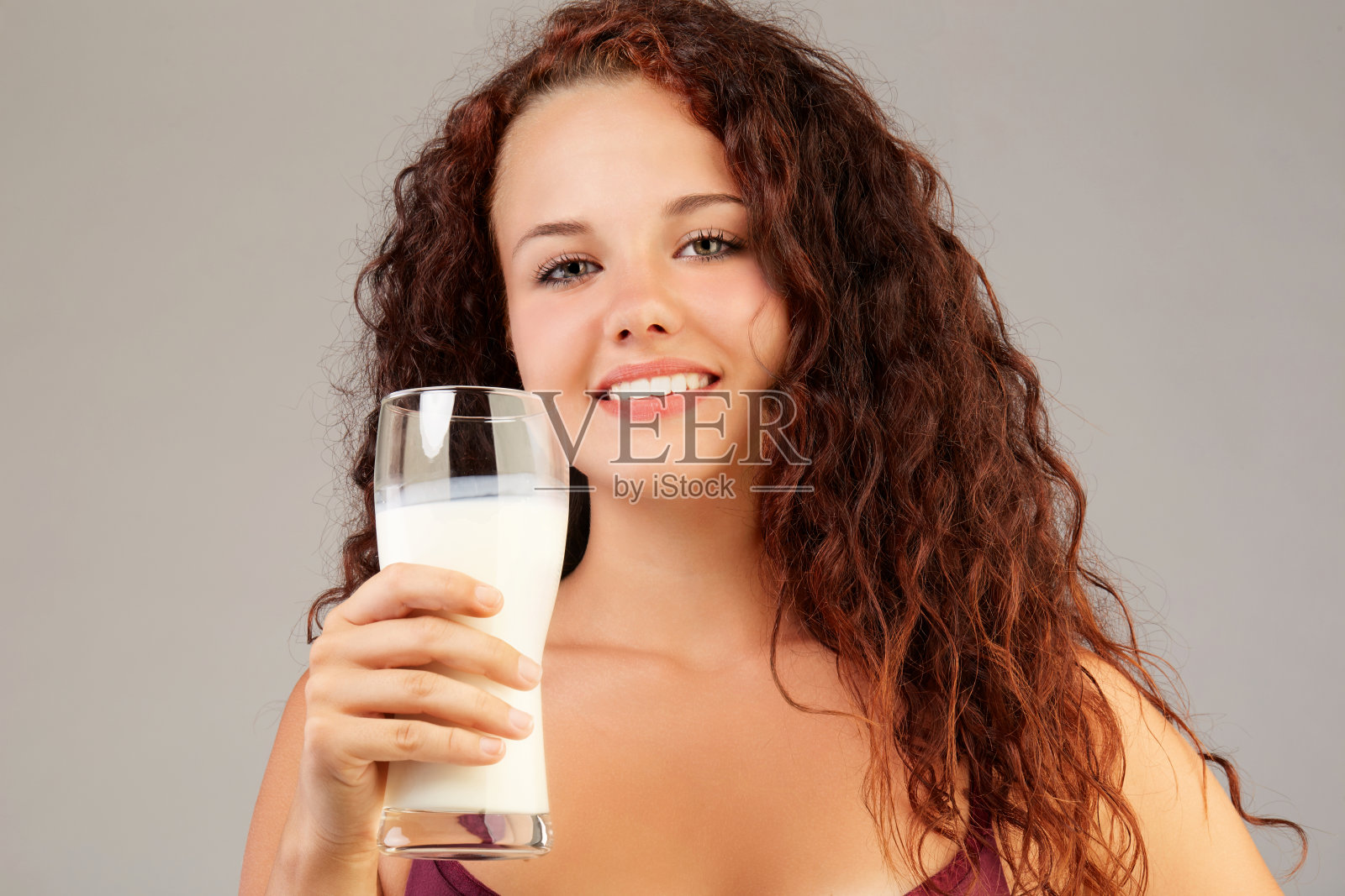 女人喝牛奶照片摄影图片