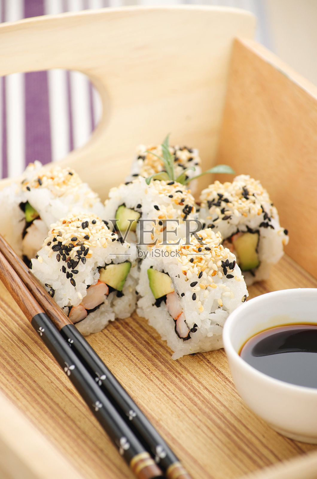 虾和鳄梨寿司照片摄影图片