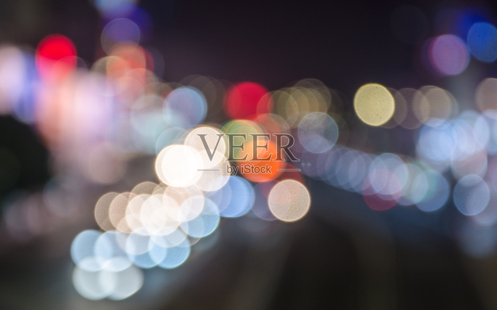 汽车前灯的快速模糊痕迹照片摄影图片