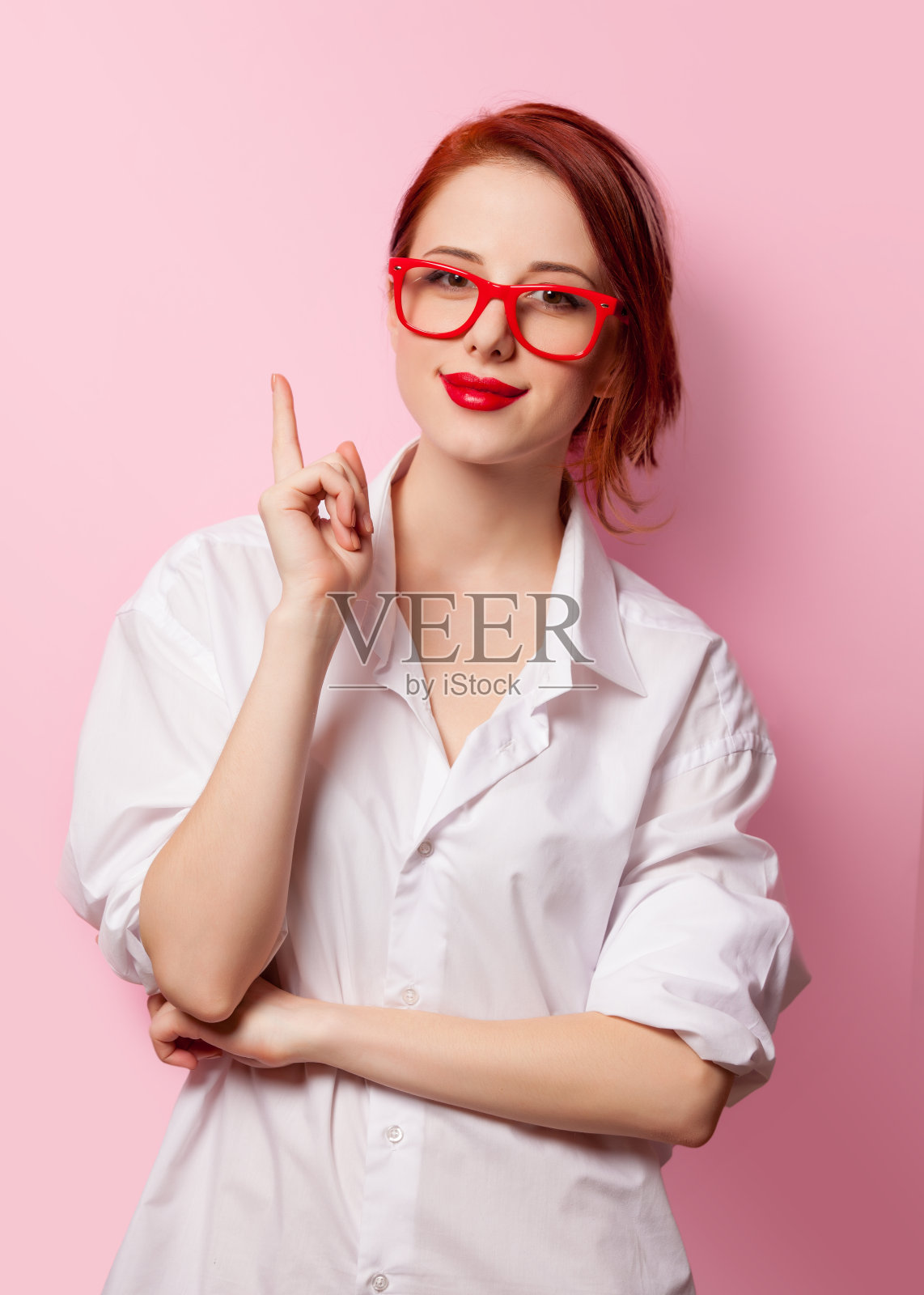 微笑的女学生穿着白衬衫和红眼镜照片摄影图片