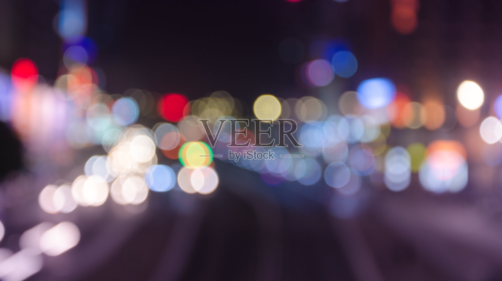 汽车前灯的快速模糊痕迹照片摄影图片