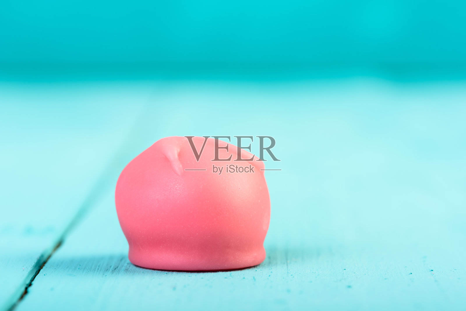 粉红色翻糖糖在绿松石上照片摄影图片