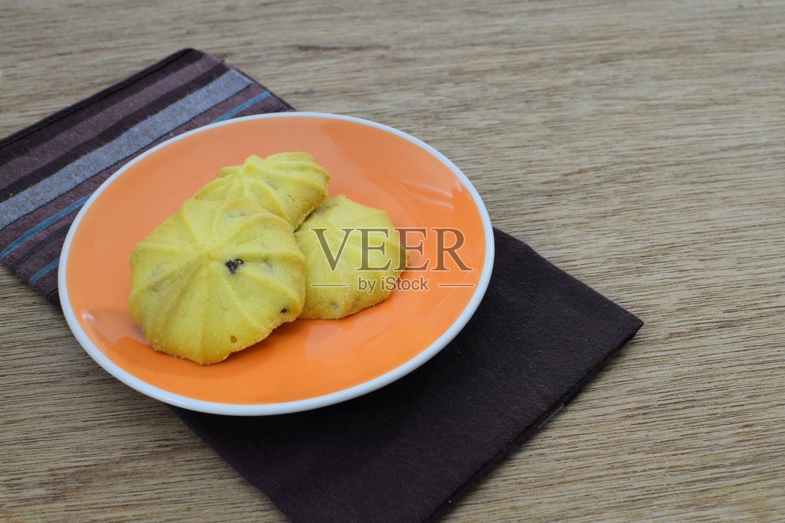 木桌上放着巧克力饼干照片摄影图片