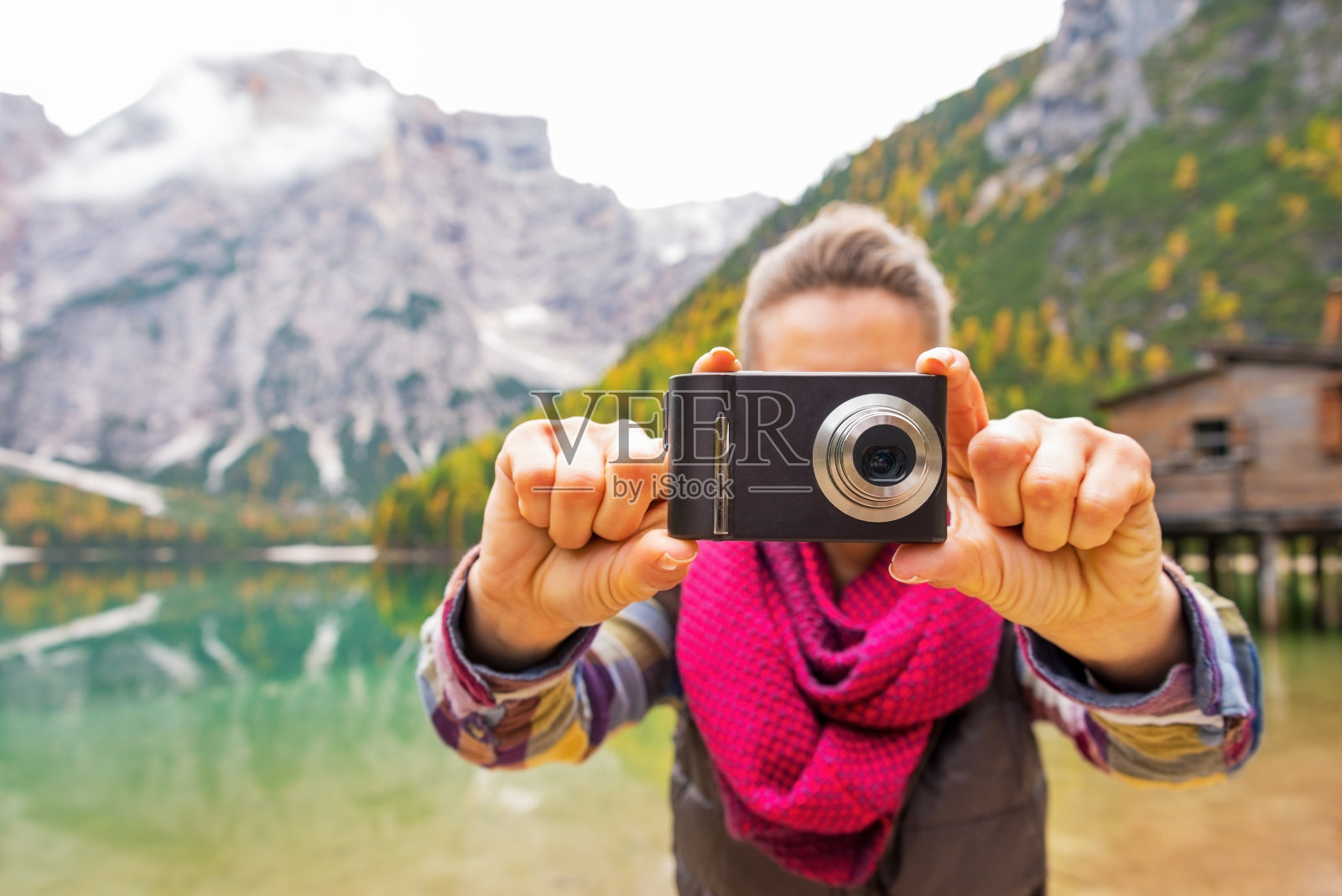 一名女子在意大利布雷斯湖上拍照。特写镜头照片摄影图片