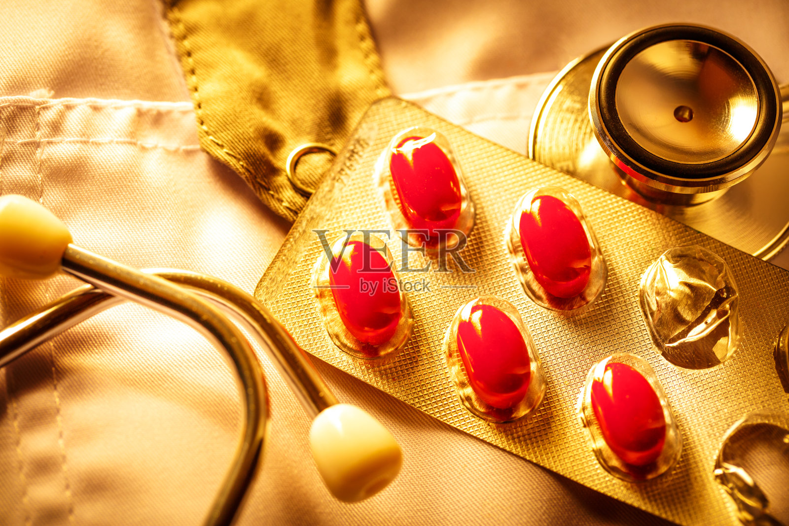 听诊器和药片照片摄影图片