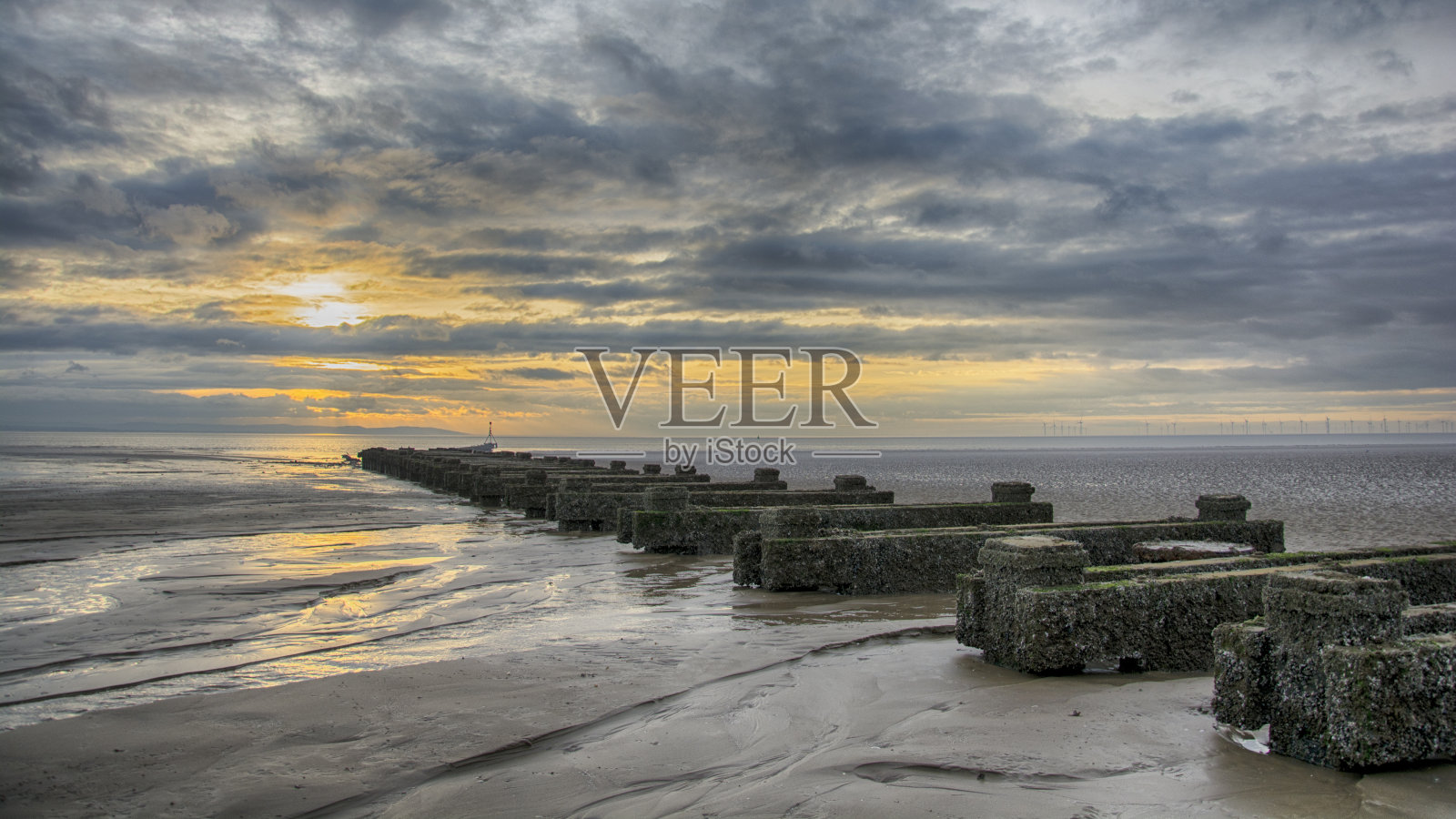 英国利物浦克罗斯比海滩的日落照片摄影图片