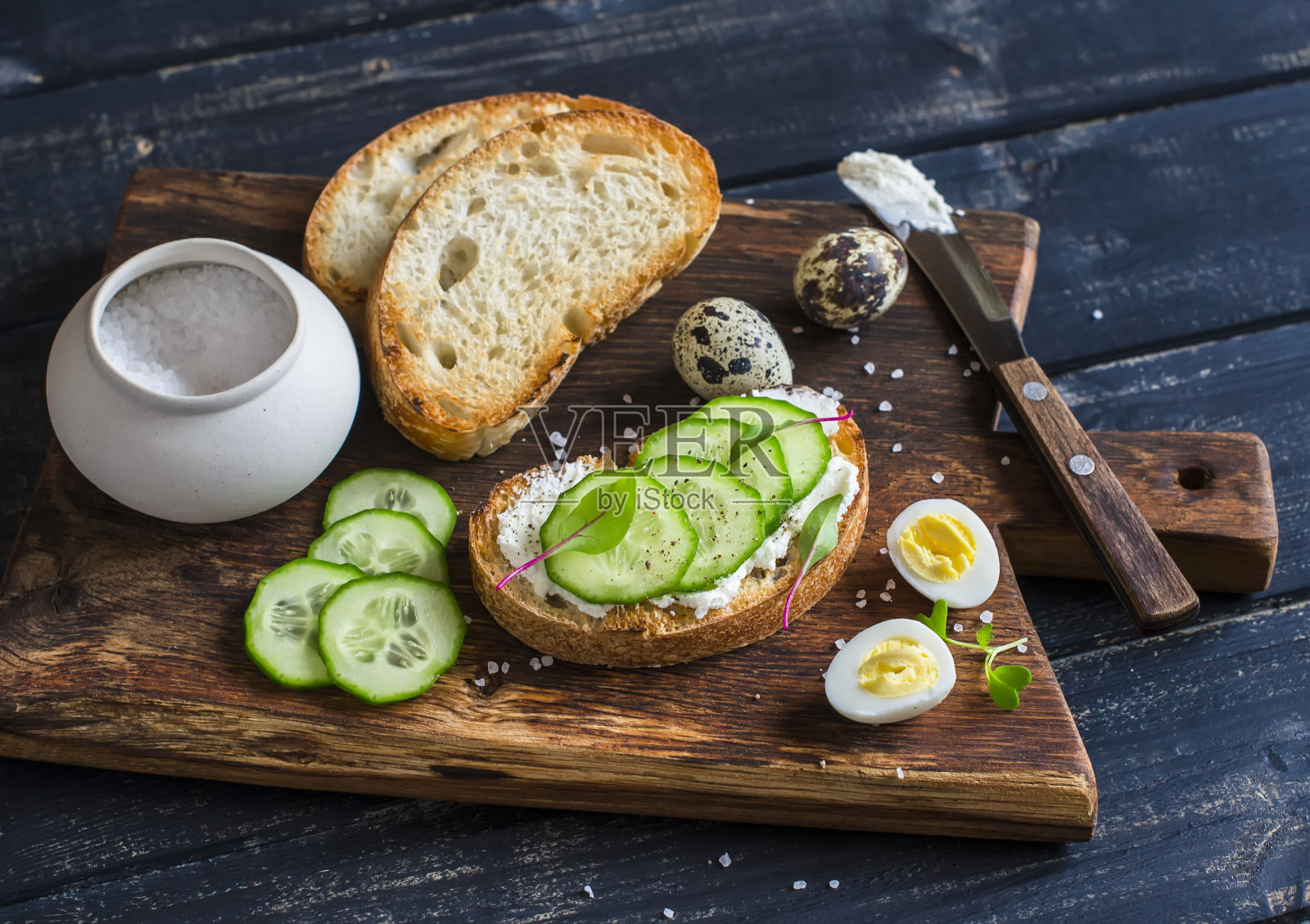 健康的零食-三明治与山羊奶酪，黄瓜，鹌鹑蛋。照片摄影图片