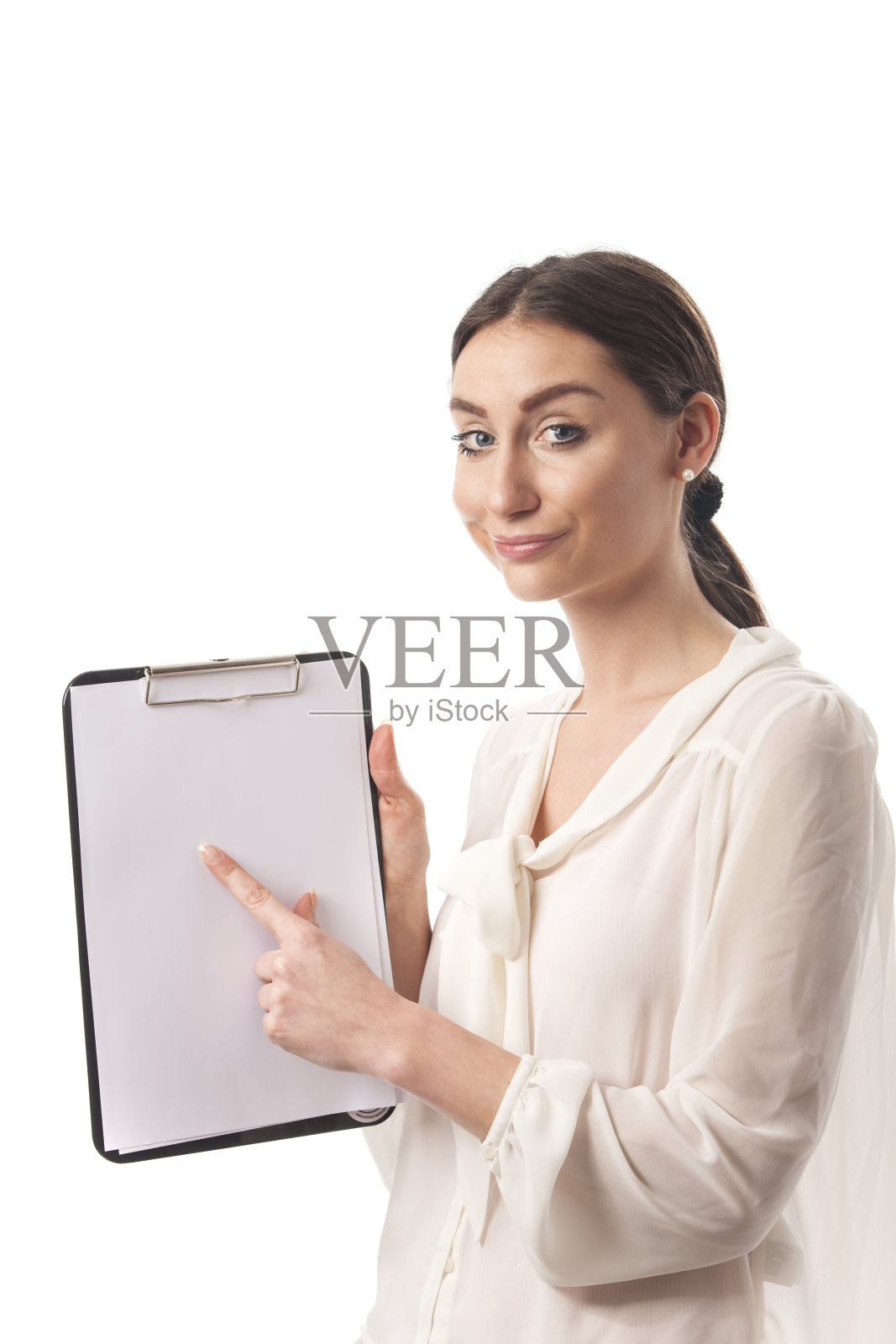 拿着写字板的年轻女人照片摄影图片