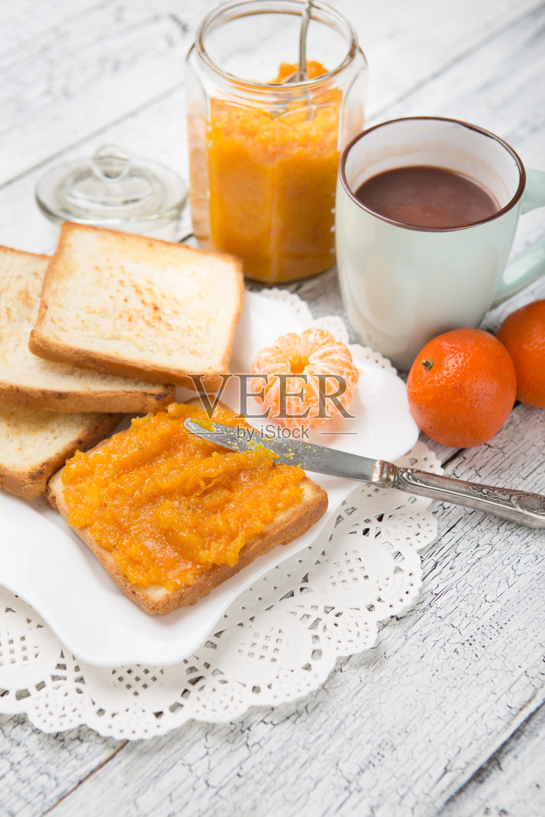 在老式的木桌上烤果酱面包照片摄影图片