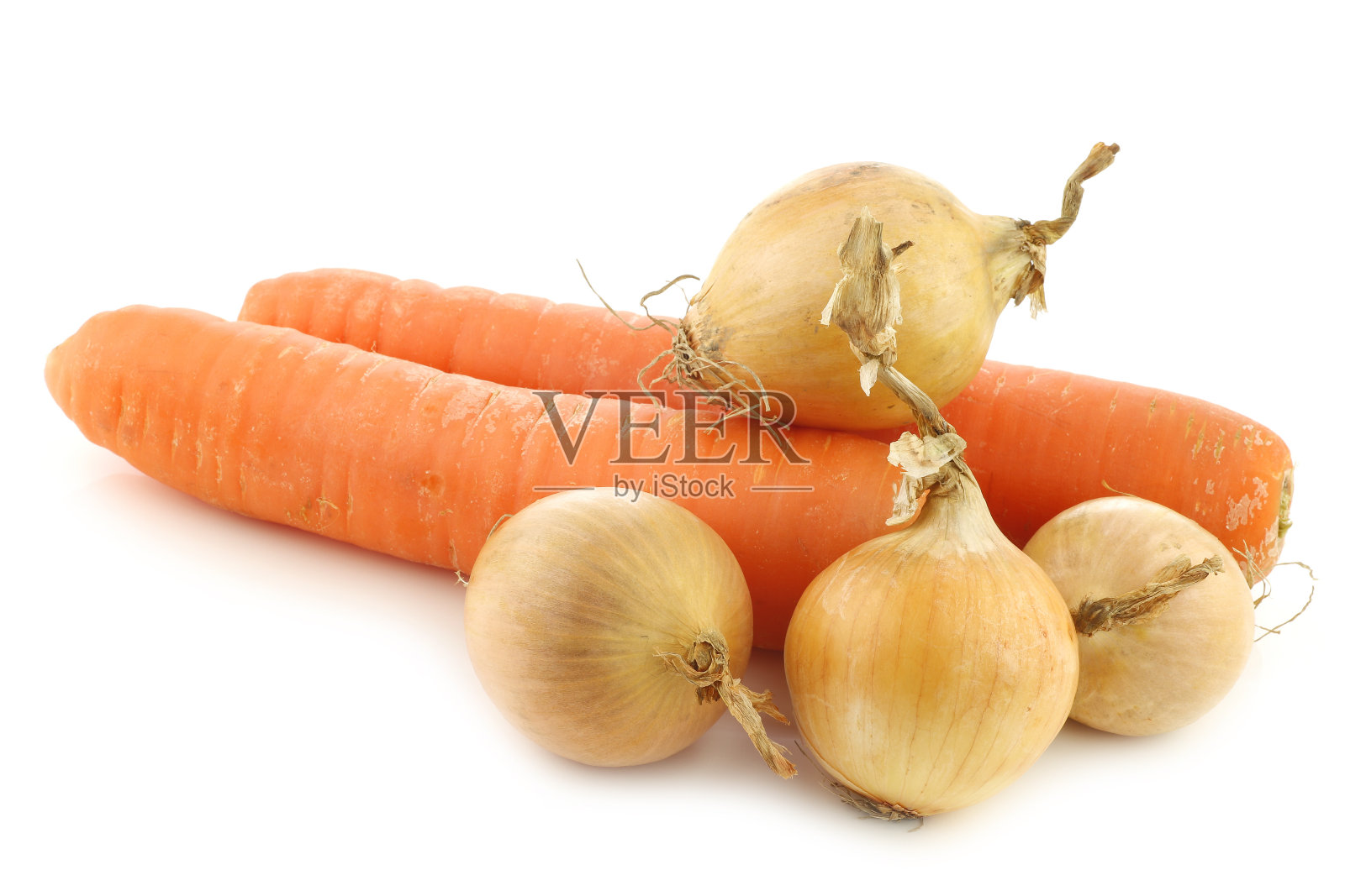 冬季胡萝卜和棕色洋葱照片摄影图片
