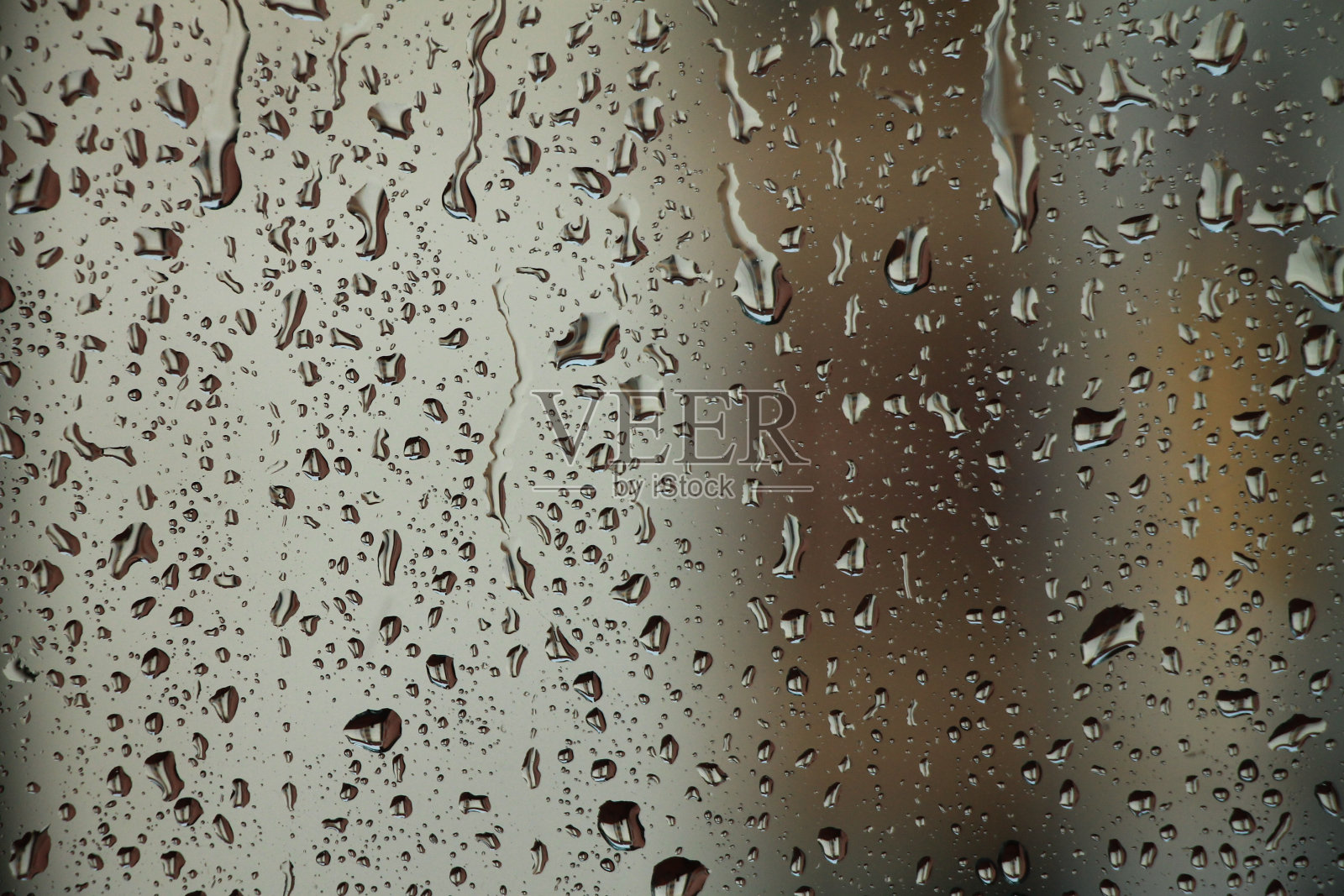 雨点落在窗户上，雨天照片摄影图片