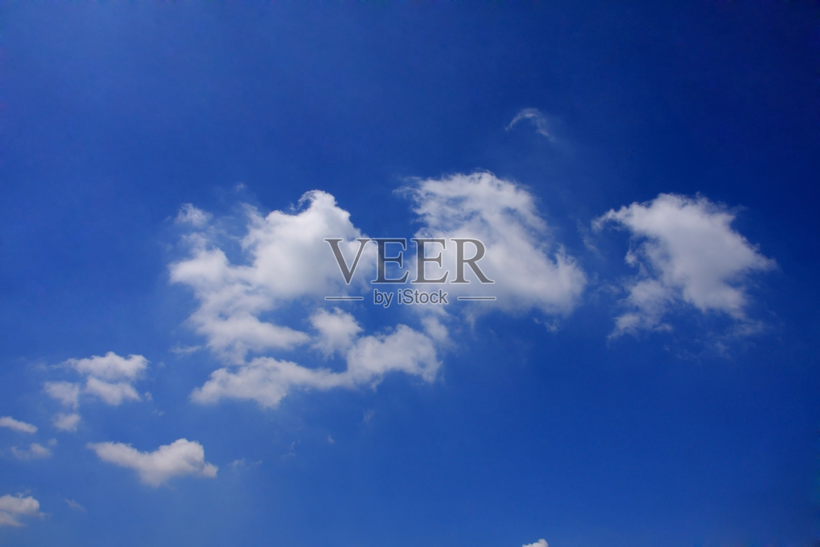 蓝天背景中的云朵。照片摄影图片