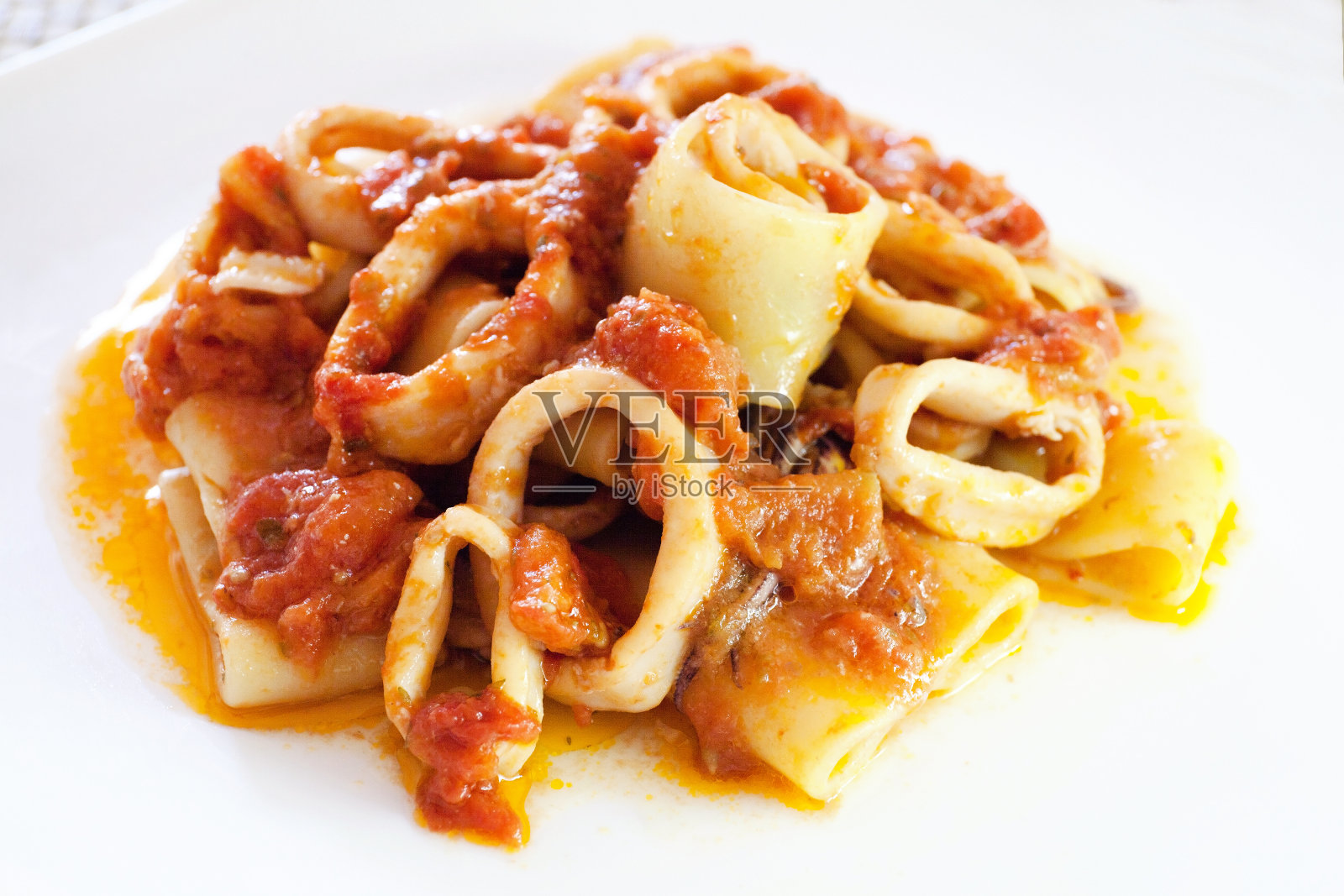 鱿鱼，鱿鱼面和番茄酱照片摄影图片