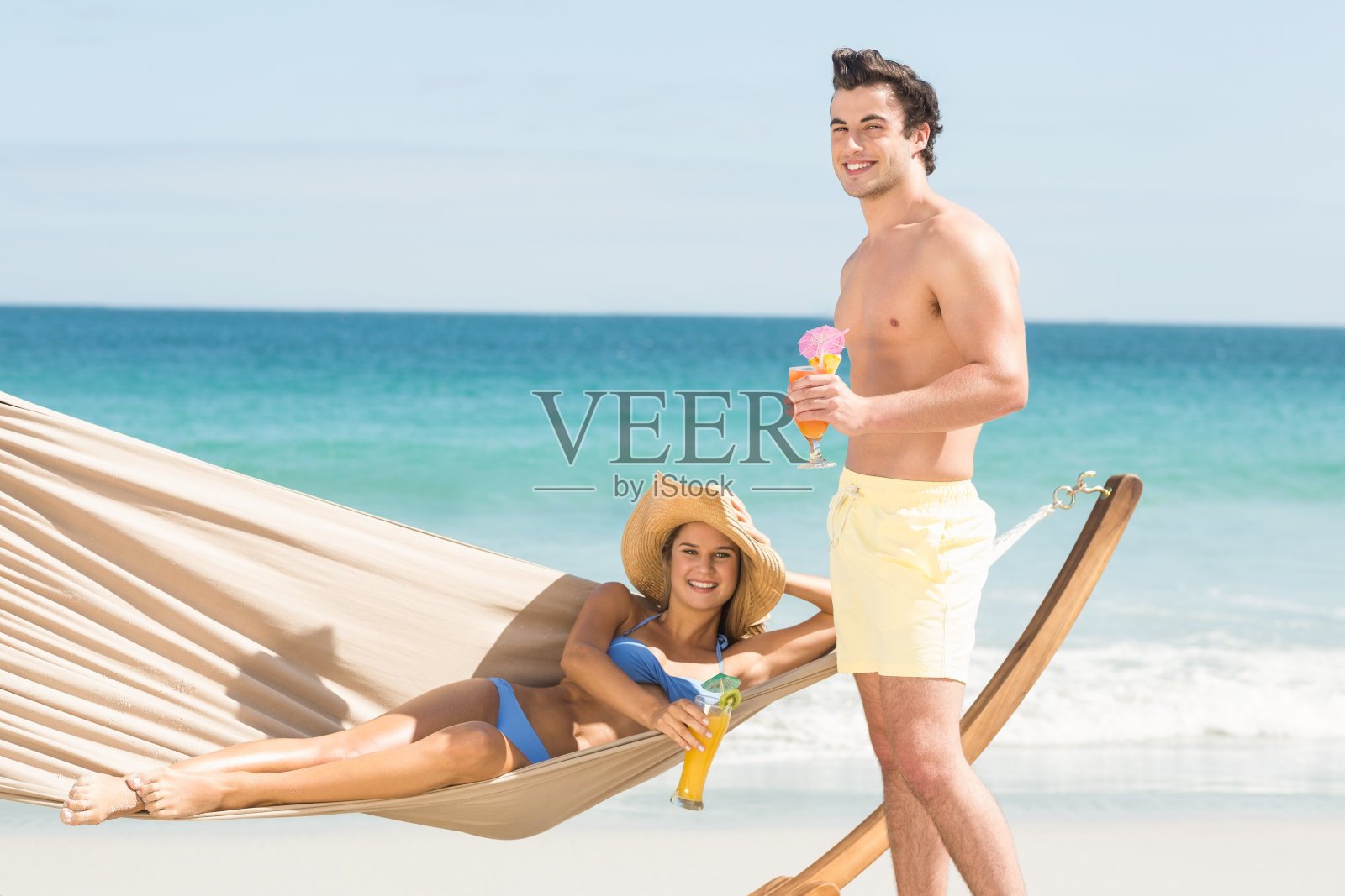 快乐的情侣拿着鸡尾酒照片摄影图片