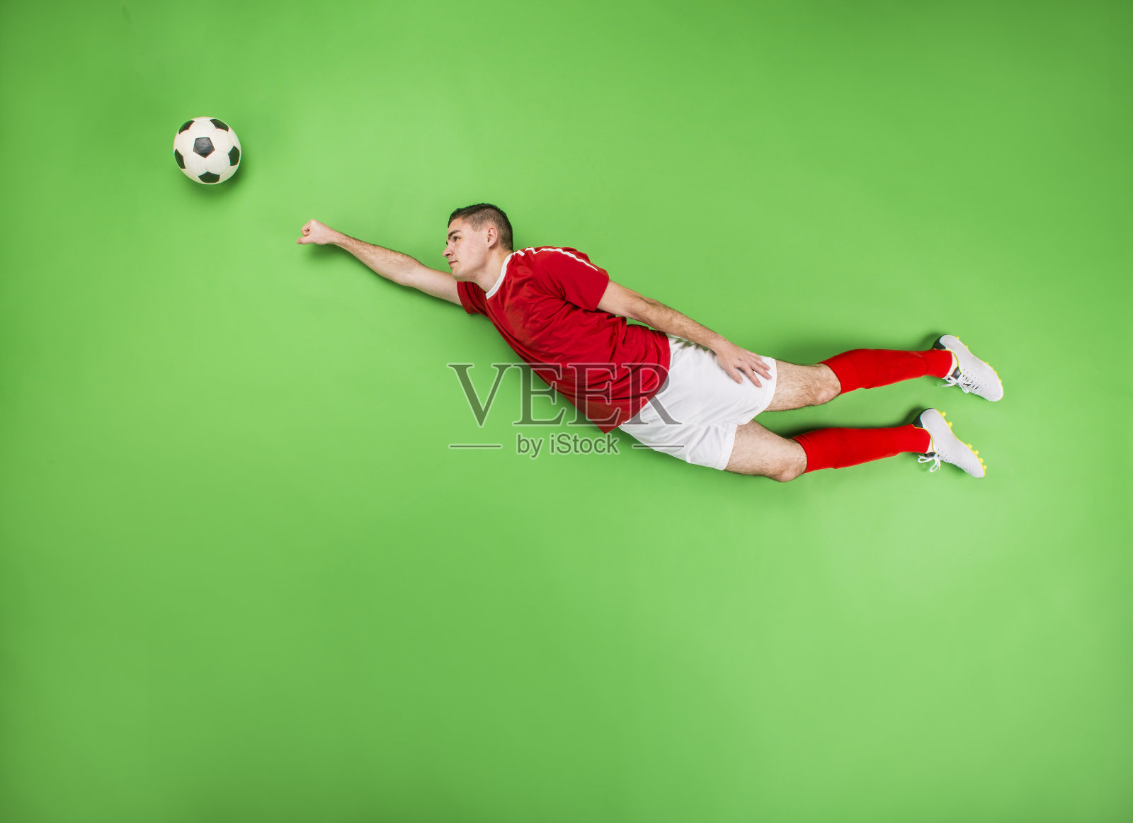 足球运动员摆超人的姿势照片摄影图片