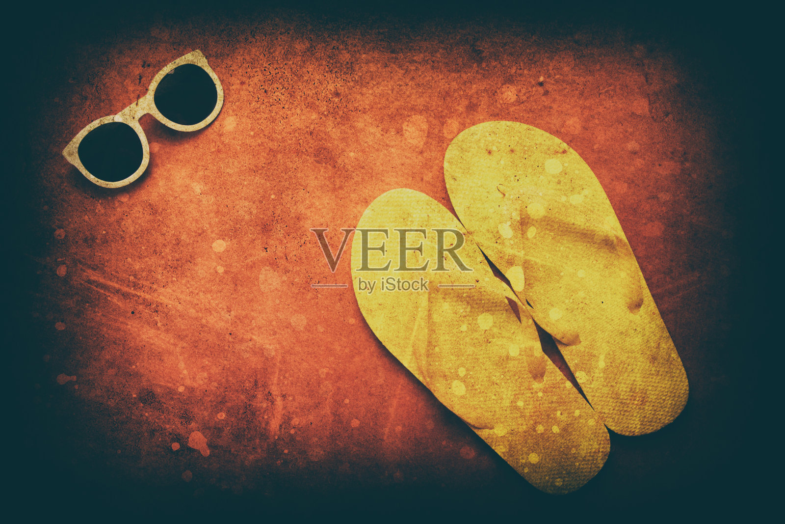 黄色的人字拖和太阳镜照片摄影图片