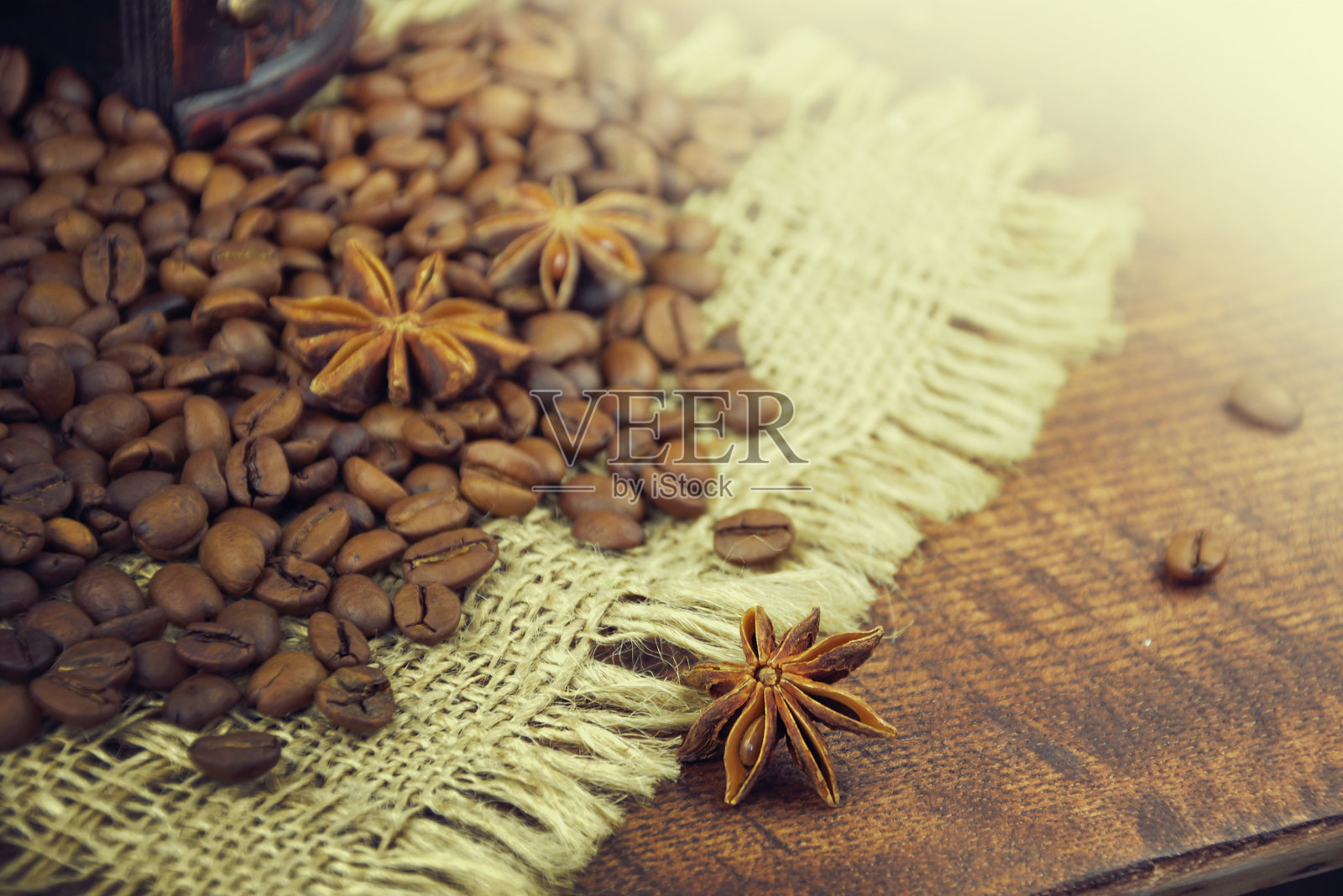 咖啡在垃圾木背景上照片摄影图片