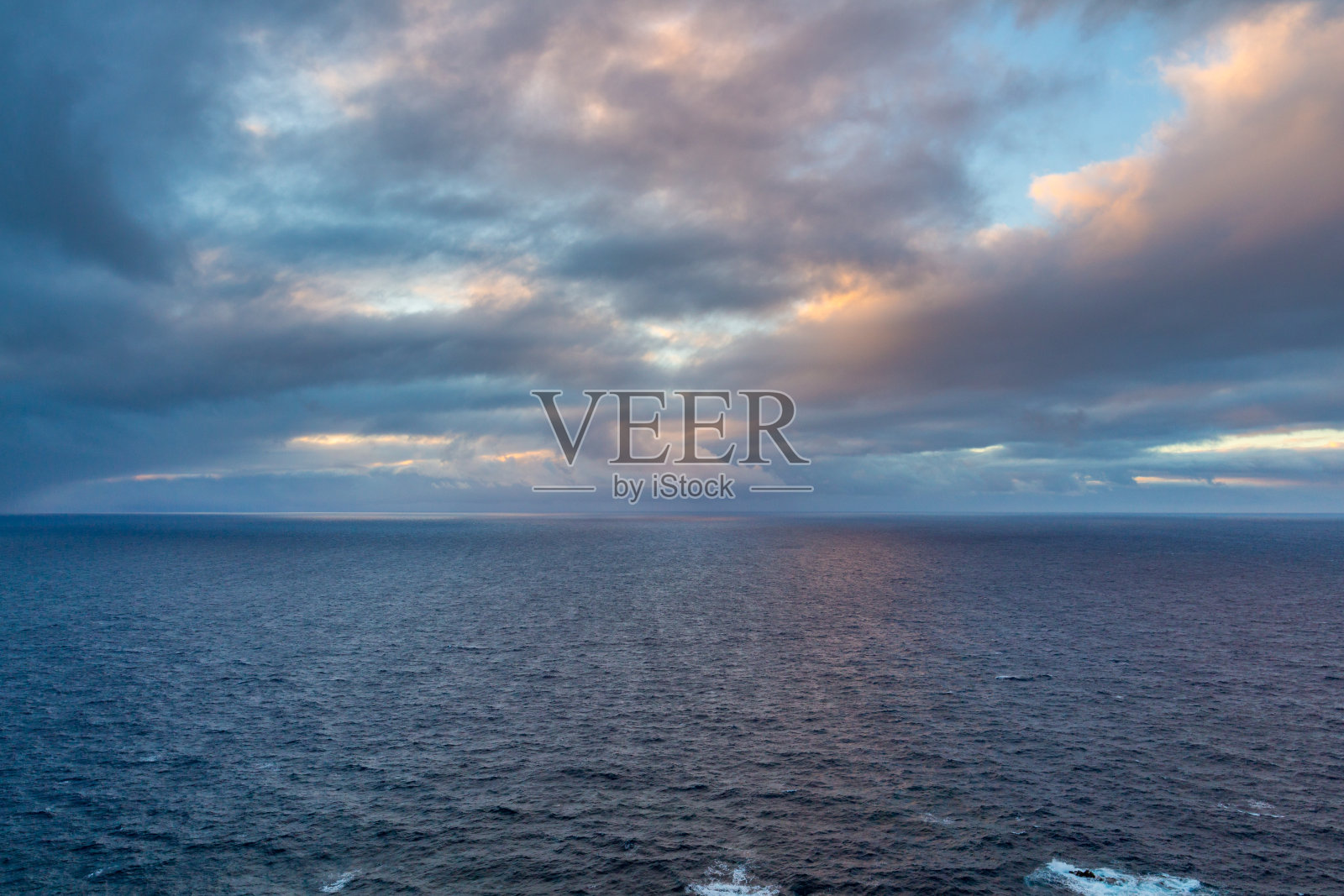 黑暗阴天的奇妙景象。葡萄牙马德拉。照片摄影图片