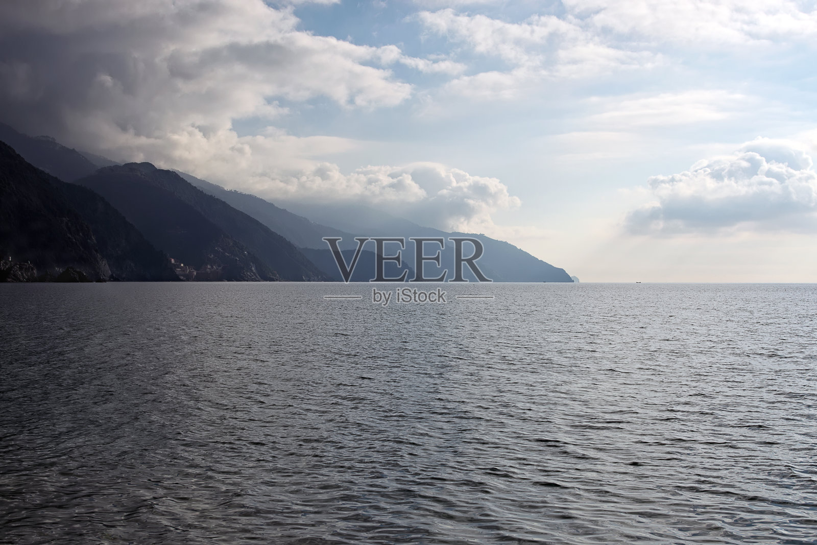 水、山、云照片摄影图片