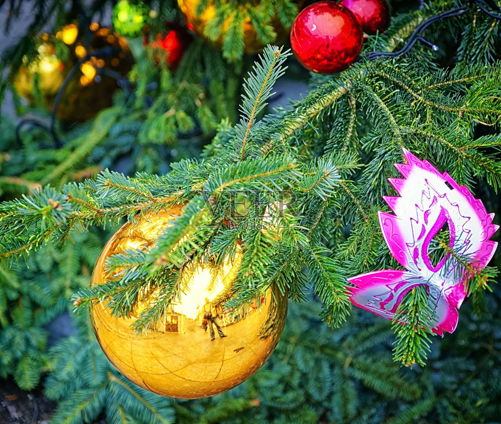 红色和金色的装饰球和面具照片摄影图片